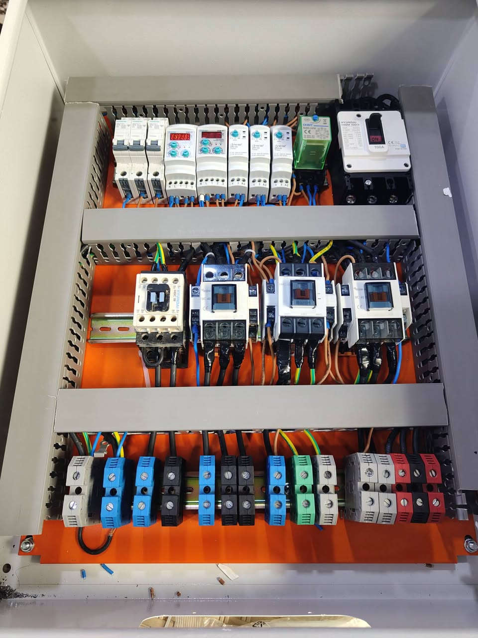 السلام عليكم ورحمة الله إخواني الأعزاء، متوفر لدينا وبأعلى المواصفات الفنية:
بوردات ATS (تحويل أوتوماتيكي).
​بوردات غطاسات (حماية وتشغيل).
​شواحن وبوردات السيارات الكهربائية.
​بوردات طاقة شمسية (نظام بارد منفصل). العمل داخل كركوك فقط 
 الاستفسار، يرجى الاتصال على الرقم:
[***********]
