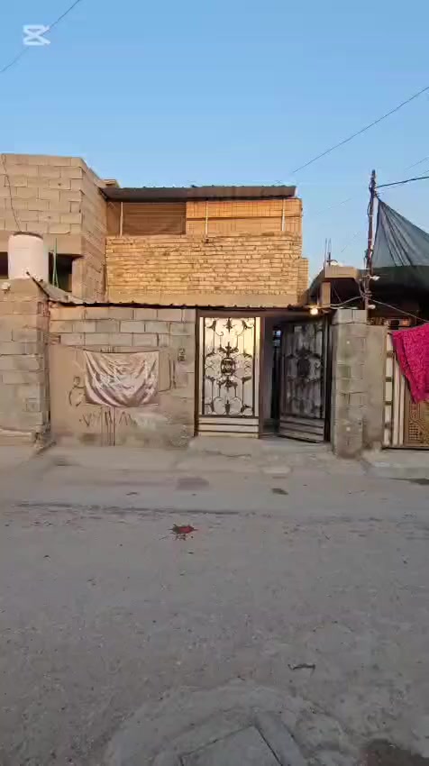 سلام عليكم يتوفر بيت مساحه 100 
يتكون من غرفه النوم وصاله وصحيات داخليه وخارجيه 
سطح العنوان حي الإنتصار شارع ابوسمير خدمات مجاري تبليط بسعر مناسب 42 بي مجال استفسار ‏‪***********‬‏ فلاح المرسومي 
*********** ليث الدليمي
