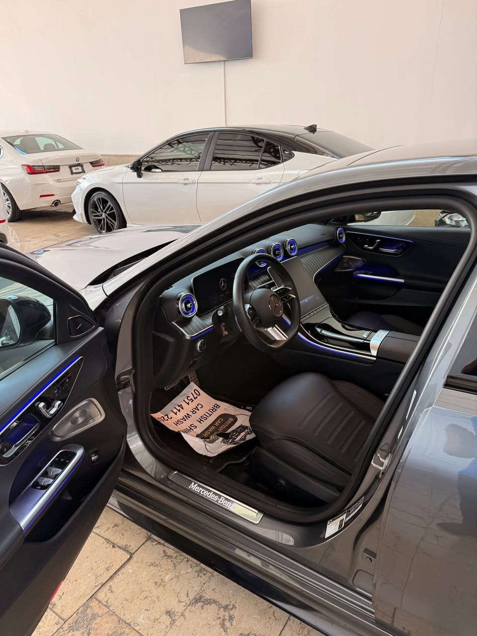 Mercedes  benz c 300 2025 
السيارة فول مواصفات (بانوراما-دشبول بيانو - ٥ كاميرات - كشنات تبريد و تدفائه )
السيارة ماشية ١٢ الف ميل 
الضرر جملغ خلفي صغ و بي تعديل 
الرقم الشاصي موجود ويا الصور 
الهاتف : ***********
السعر :☎️📞
