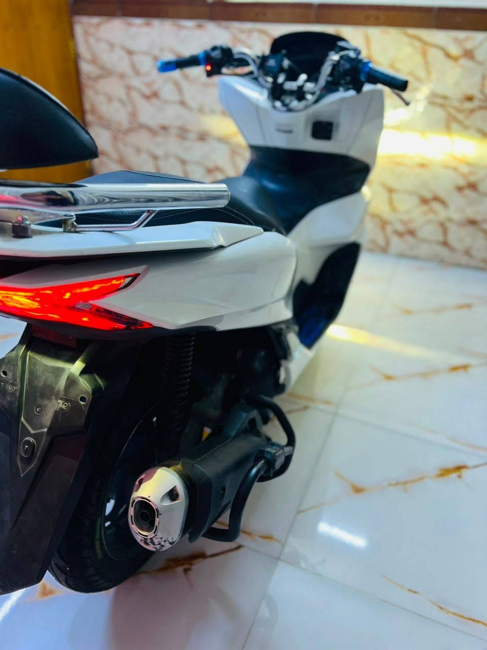 السلام عليكم دراجه pcx  جيل الرابع وكاله وكاله مال رمبه حساس ستان حساس زدحام تتفه بل يدات لد امامي خلفي  مكينه كارتونه مكفوله كفاله عامه دراجه تتعب تكول جديد مال جناي  ماشيه 23 الف حقيقي شلعه معدل فول اوراقه كالمه مال معرض   السعر مليونين و100 العنوان بغداد الكاظميه المقدسه الهاتف *********** اتصل وبيك خير ودلل

