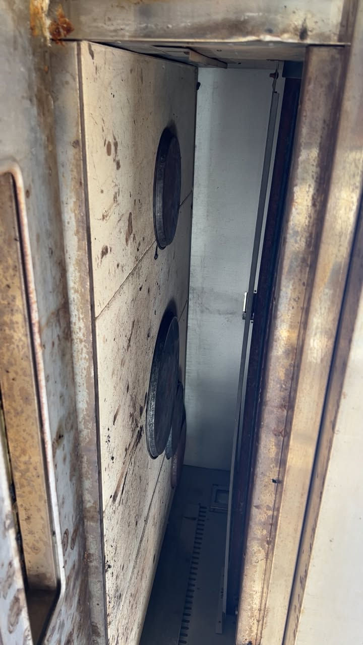 � للبيع فرن بيتزا احترافي 🔥
فرن بيتزا تجاري بحالة جيدة جدًا
✅ مناسب للمطاعم والكافيهات ومشاريع البيتزا استخدام شهرين فقط فرن جديد أخذته ب 7 أوراق قيم وأخذ بل يرضي الله 
مال واحد مستعجل الارضيه حجريه يتسع 9 صياني بيتزا كبير حجم 36
✅ تسخين قوي ومتساوي
✅ تحكم بدرجة الحرارة
✅ ستانلس ستيل – عملي وسهل التنظيف
📌 العدد: طابق واحد 
📌 الحالة: شغال 100%
📌 الاستخدام: بيتزا – معجنات – مخبوزات

💰 السعر: قابل للتفاوض
📍 الموقع: مول ام عمار 
📞 للتواصل: ***********
