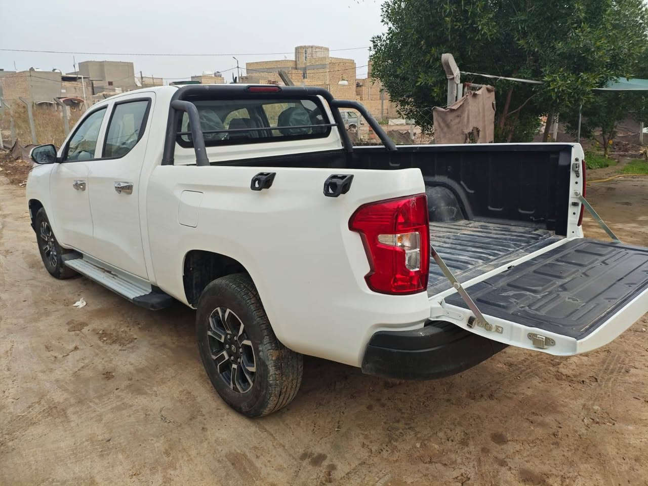 شانجان هنتر بلكن هايبرد دبل قمارة 2025
Changan Hunter Plug-in Hybrid 2025 / Nevo Hunter K50

المواصفات:
بيك أب دبل قمارة
REEV – هجين ممتد المدى (Extended Range Electric Vehicle)
تمشي كهرباء 100% 
Plug-in Hybrid (كهرباء + بنزين)
دفع رباعي AWD / 4×4

منظومة القوة والأداء:
محرك 2.0 تيربو بنزين (يعمل كمولّد)
محركات كهرباء أمامي + خلفي
عزم قوي + هدوء القيادة الكهربائية
توزيع ذكي للعزم حسب وضع القيادة والطريق

البطارية والمدى:
بطارية 31.18 kWh
مدى كهرباء حتى 131 كم (NEDC)
داخل المدينة كهرباء كامل
استهلاك بنزين اقتصادي جدًا
تقريبًا 4 لتر / 100 كم

أوضاع القيادة والتحكم:
أوضاع قيادة: Standard / ECO / Sport
أوضاع نظام الهجين:
أولوية كهرباء
تشغيل تلقائي ذكي
كهرباء إجباري
تشغيل البنزين عند الحاجة
تحكم بثقل المقود: Comfort / Light / Sport
Trailer Mode (وضع السحب)
Car Wash Mode (وضع غسيل السيارة)

أنظمة السلامة ومساعدة السائق (ADAS):
ESC نظام الثبات الإلكتروني
Traction Control (CTS) مانع الانزلاق
HDC نظام التحكم بنزول المنحدرات
EPB فرامل يد إلكترونية
AUTO HOLD تثبيت تلقائي عند التوقف
نظام تحذير المشاة عند السرعات الواطئة
أنظمة مساعدة قيادة مفعّلة ضمن قائمة ADAS

الراحة والأنظمة الذكية:
قفل وفتح ذكي للأبواب (كل الأبواب أو باب السائق)
قفل تلقائي أثناء القيادة + فتح تلقائي عند التوقف
رفع النوافذ تلقائيًا عند القفل
تحكم بالنوافذ من الريموت
تهوية المقصورة تلقائيًا عند فتح السيارة بالريموت
تنشيف ذاتي للمكيّف (Anti-odor / Self-drying)
حفظ إعدادات القيادة
عرض ذكي للمدى (NEDC / CLTC)
شاشة لمس مركزية كبيرة للتحكم الكامل بإعدادات السيارة

ملاحظات مهمة:
🔹 السيارة باسمي – تحويل مباشر 
🔹 مرقّمة بغداد حاليًا 
🔹السيارة زيرو 
🔹 السعر:330 ورقة وبيها مجال قليل

📞 للاستفسار الاتصال على الرقم 
***********
