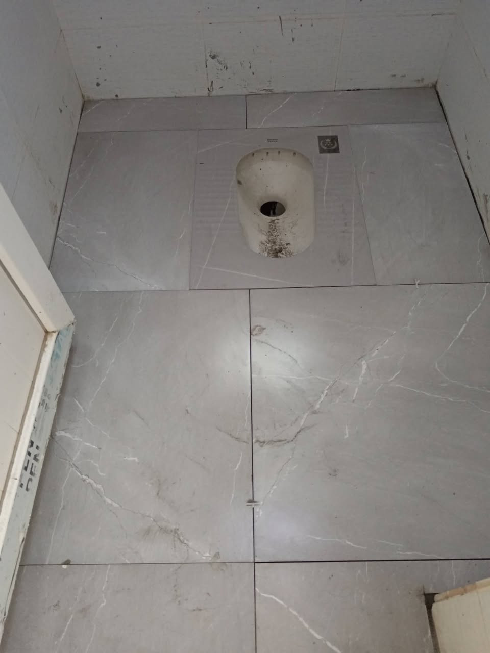 اصطه سيراميك جدران وارضيات شغل هندسي بأسعار مناسبه لتواصل واتساب ***********
