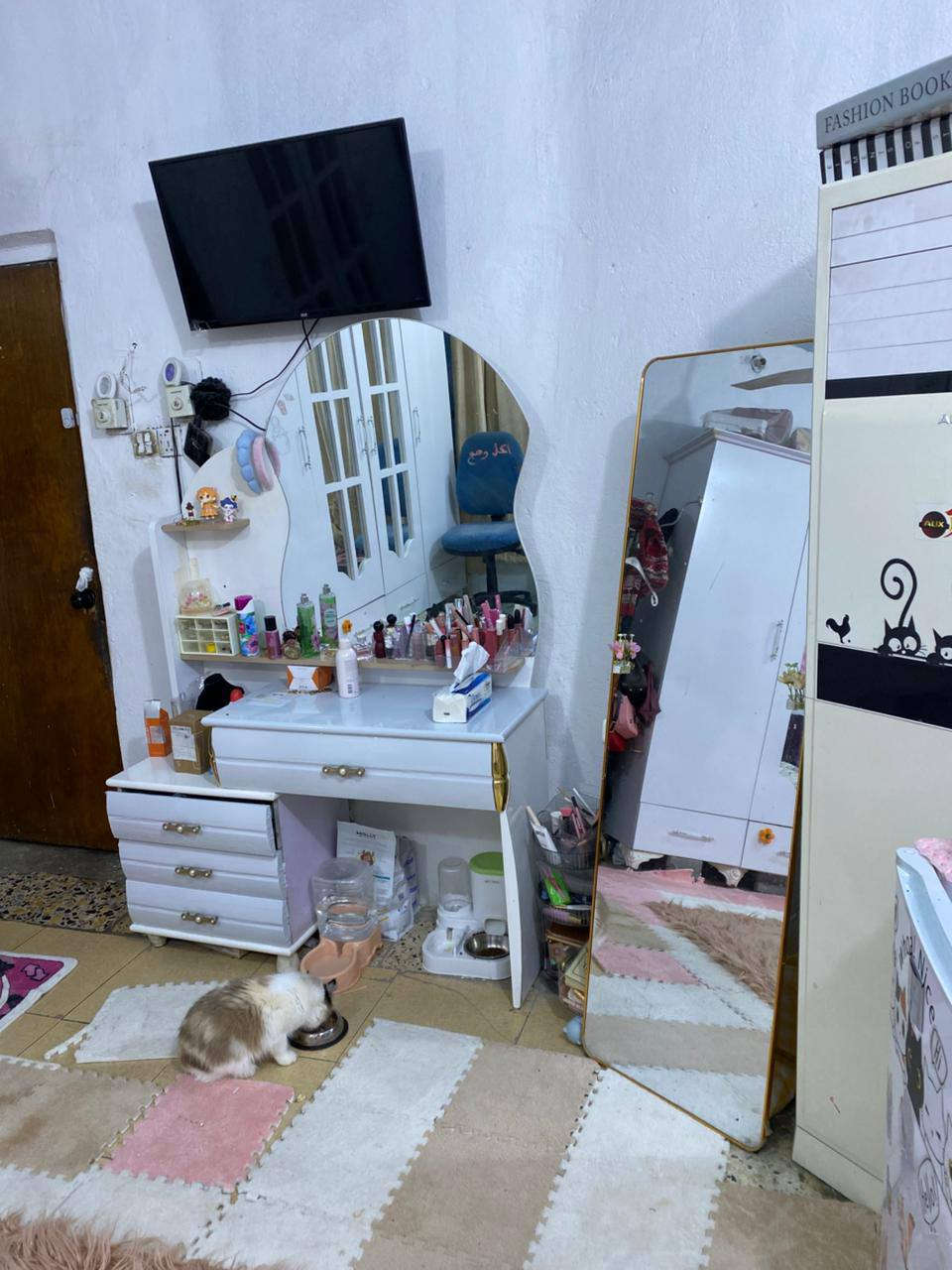 مشتمل ركن على شارع ٣٠ سايدين  وجزيرة وسطية أمام البيت للبيع نقداً المساحة ١٠٥م الواجهة ٧م والنزال١٥م يتكون من طابقين الطابق الأرضي مطبق الأرضية سيراميك وبتكون من غرفة نوم واستقبال وهول ومطبخ مطبق سيراميك وحمام واثنين تواليت داخلية وخارجية أما الطابق الثاني يتكون من ثلاث غرف نوم  وحمام و  تواليت والسطح مطبق اشتايكر السعر على الخاص المكان محافظة واسط الكوت حي الحوراء الثانية شارع المتنزه أو شارع مدرسة عمود الدين أو شارع الشهيد ابو مهدي المهندس
م /***********
