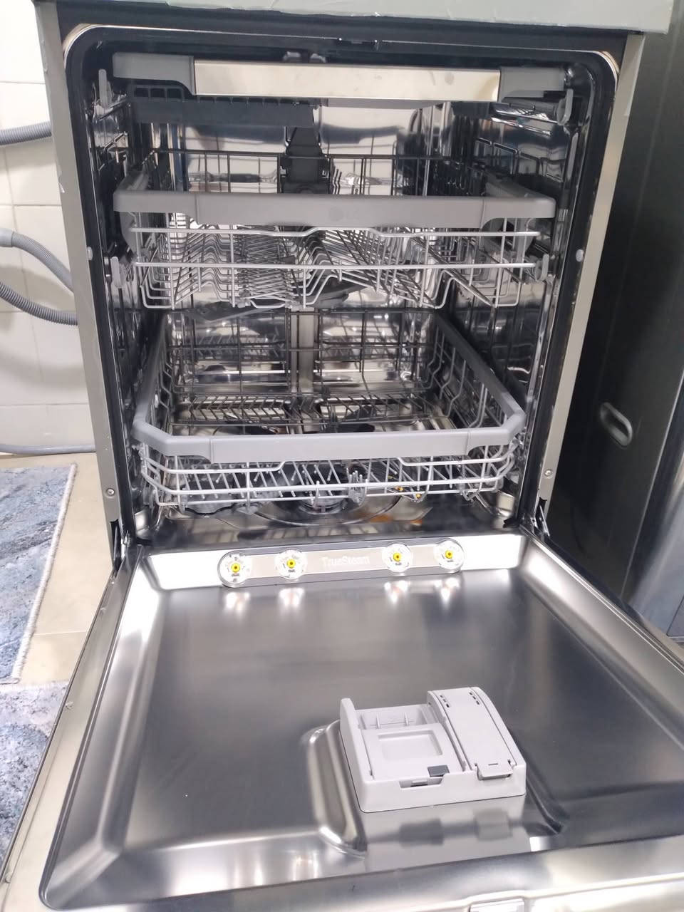 السلام عليكم أغراض استخدم قليل جدا للبيع حي الجامعة للإستفسار ***********
