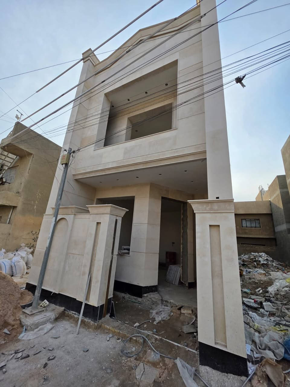 السلام عليكم
دار للبيع مساحه ١٠٠متر زيرو
غير مسكون بناء حديث 
درجة أولى بيت جديد
يحتوي صاله مطبخ حمام عدد٢ غرف نوم عدد ٤
حي الجهاد  المخابرات خلف جامع محمد رسول الله 🕌
للاستفسار ***********  متوفر واتساب
السعر خاص
