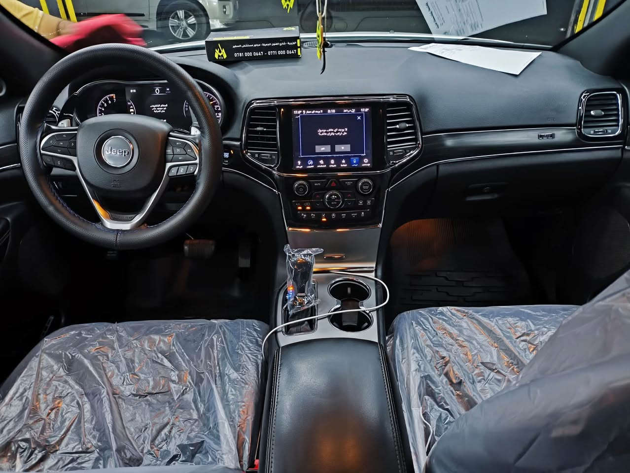 السلام عليكم ورحمة الله وبركاته

للبيع: Jeep Grand Cherokee 2021 (خليجي – يُعرف بـ 80)

• السيارة فل أوبشن.
• حساسات أمامية وخلفية.
• رادار أمامي وجانبي.
• نظام توقف تلقائي خلفي.
• أوتو بارك (تصف السيارة تلقائياً).
• جنوط 21 إنش.
• إطارات جديدة.
• مقاعد أمامية تدفئة وتبريد.
• المقاعد الخلفية تدفئة.
• ستيرن تدفئة.
• مقاعد السائق والراكب الأمامي كهربائية مع خاصية الميموري.
• فتحة بانوراما.
• هيتر للمرايا الجانبية.
• ومواصفات أخرى كثيرة.

ملاحظة:
• السيارة بيها طخة بالباب، وتم تبديله، والباب الأصلي موجود معها.

السعر: 28,000 دولار، وقابل للتفاوض للجادين.

📞 للاستفسار:
***********
