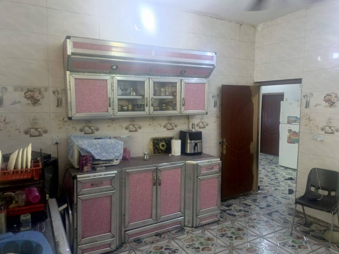 السلام عليكم يوجد بيت للبيع منطقه بريجان زراعي مساحه 200 ركن يتكون من غرفتين نوم وصاله وستقابل ومطبخ وحديقه وكراج وصحيات داخليه وخارجيه مثل مواضح بلصور خدمات ماء كهرباء تبليط الشراي يتصل ***********
