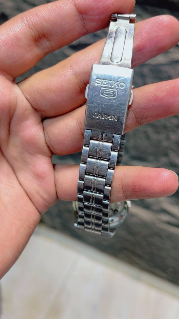 للبيع: ساعة سيكو 5 (Seiko 5) أوتوماتيك يابانية أصلية 100% 🇯🇵
المكينة: أوتوماتيك (مطرقة) حركة يابانية أصلية غنية عن التعريف برقم مكينة (7S26B) بـ 21 ياقوتة.

 الحالة: الساعة شغالة ومضبوطة 100% ونظيفة جداً (مثل ما موضح بالصور)، الجام الأمامي بيه شخوط خفيفة ومستحكة مال بلادها، الظهر جام شفاف يوضح حركة المكينة.

 الملحقات: السوار (الزنجيل) بلادي وأصلي.

 السعر المطلوب:100 الف دينار ] (وبيها مجال قليل للشراي الطيب).

 المكان: [بغداد ]

للتواصل والاستفسار يرجى المراسلة على الخاص،


**إذا كنت صاحب هذا الإعلان وتريد حذفه لأي سبب، رجاءا أرسل رسالة إلى الدعم الفني**