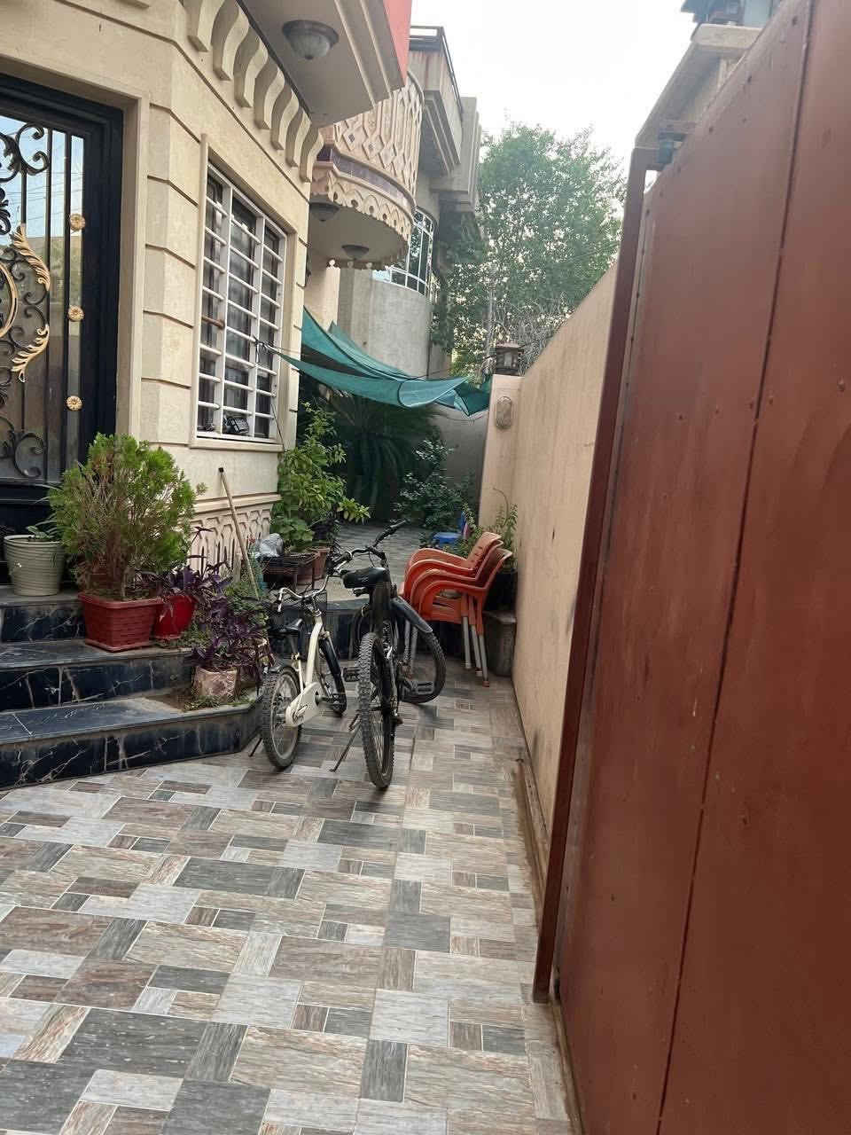دار للبيع في مزارع بيت حديد
المساحة : 220 متر ، واجهه : 14 متر 
طابق واحد فقط ، اتجاه : شروق  ، بناء 2015 

 يحتوي على : ( كراج ، مطبخ حار ، مطبخ بارد ، صالة ، استقبال ، 3 غرف نوم ، صحيات ، مناور ، بيتونه كبيرة )

 صنف العقار : زراعي بستان ملك صرف

🔺 السعر : 160 مليون قابل للتفاوض 

للاستفسار المراجعة مع مكتب المميز لتجارة العقارات او الاتصال على : 
***********
***********
***********
***********

عنوان المكتب : العراق - موصل - حي الصديق - سايدين بعويزة - مجاور مرطبات البحرين .
