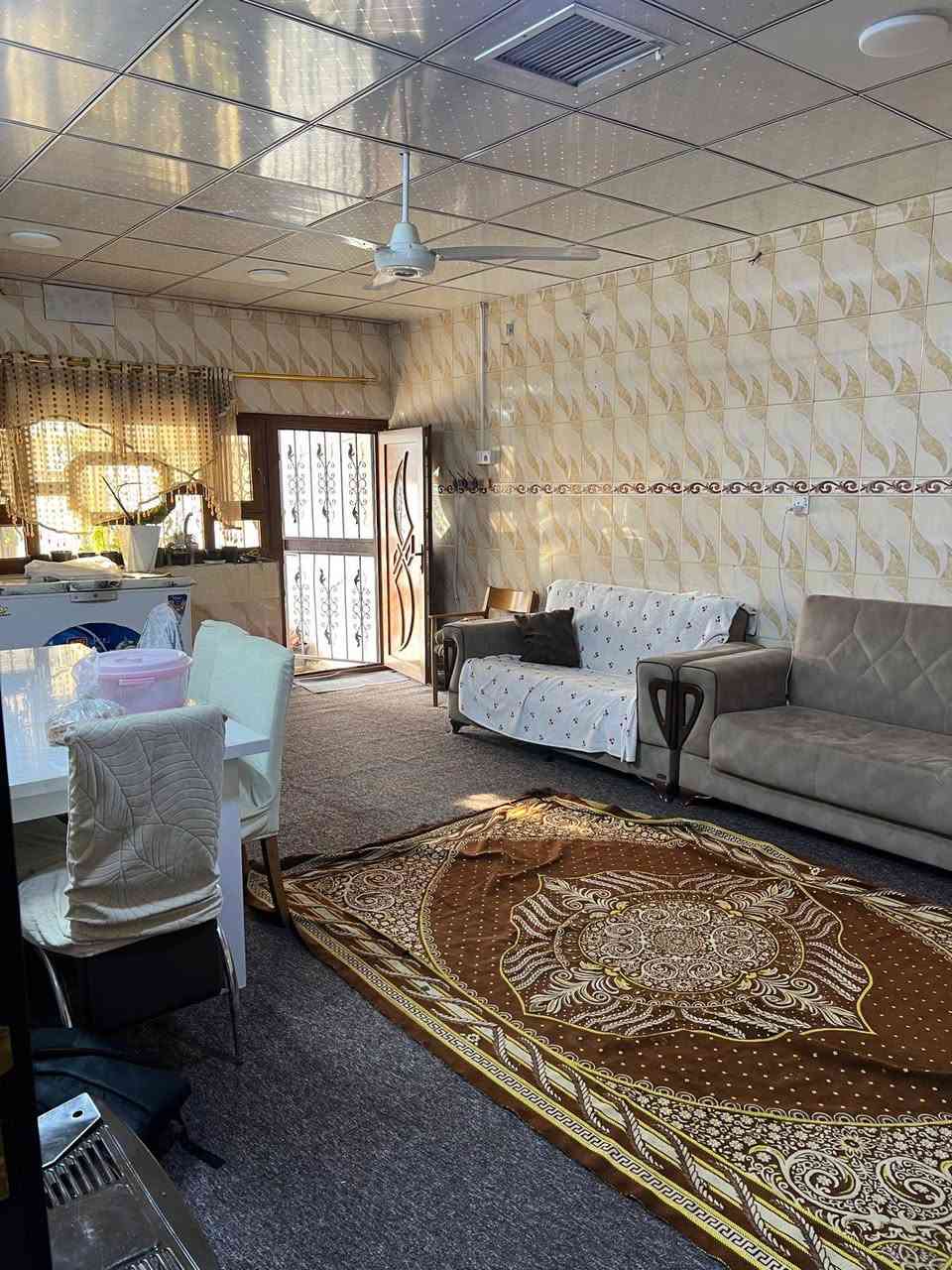 📺 اعلان رقم 355
         دار للبيع  ٢٠٠ متر واجهه  ١٠ م × ٢٠ م
                 طابو ملك صرف طابقين        
         بناية مرتبه فول كاشي وسقف ثانوي              
 طابق 1️⃣                                طابق 2️⃣ 
- استقبال                                   - استقبال
-  غرفة نوم                                - غرفتين نوم 
-  مطبخ                                     ـ هول و مطبخ 
- مطبخ مساعد                            - صحيات
- هول
- صحيات 
ـ كراج سيارة 
- درج داخلي و خارجي

📍عنوان الدار 🏡
كركوك - حي الحرية قرب جامع اشتي
☎️ للإستفسار يرجى الاتصال 
بالأرقام الموبايلات الواردة أدناه
📲   ***********
📲.  *********** 
📍او زوروا مكتبنا مكتب حاجي يادكار للعقار 
في حي القادسية الأولى مقابل محطة الكهرباء
