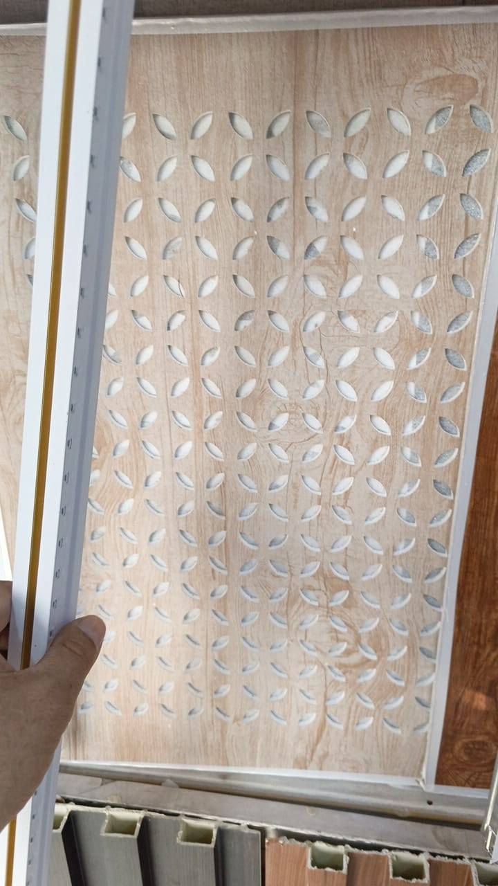 سلام عليكم يتوفر لدينا مواد سقوف ثانوية جملة ومفرد سعر المتر ب 3 ونص ويتوفر لدينا تغليف حداري وبديل الرخام وبديل الخشب وسحبات كورنيش وجبس بورد يتوفر لدينا خدمة التوصيل لجميع مناطق البصرة للاستفسار *********** راسلني واتساب ادزلك الالوان
