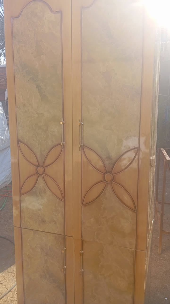 75فقط عرض فتره محدوده كنتور تركي والشغل عراقي ارتفاع 220وعرض90ونزال45اربع بيبان 2كبار و2ازغار خانه تحتوي على رفوف عدد2وخانه تعلاكه العنوان ديوانيه طريق الدغاره للتواصل واتساب***********
