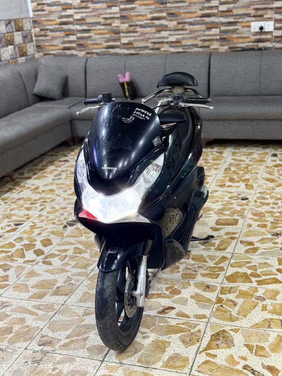 السلام عليكم للبيع دراجه pcxجيل الاول  دراجة  ماخذها رمبه الدراجه وأعلى ايدي حجم مكينه 150ياباني الاصلي دراجه جديده مال جناي وعلئ ايدي لون ابيض   
ياباني الاصلي دراجه كامله أستان كهربائي حساس ازدحام سويجات دراجه جديده الدراجه  احلا من الصور مال جناي المكان بغداد دراجة مكفوله اي نقص مابيه السعر مليون و٢٥٠ 
وبيها مجال بسيط  
اي استفسار ***********

