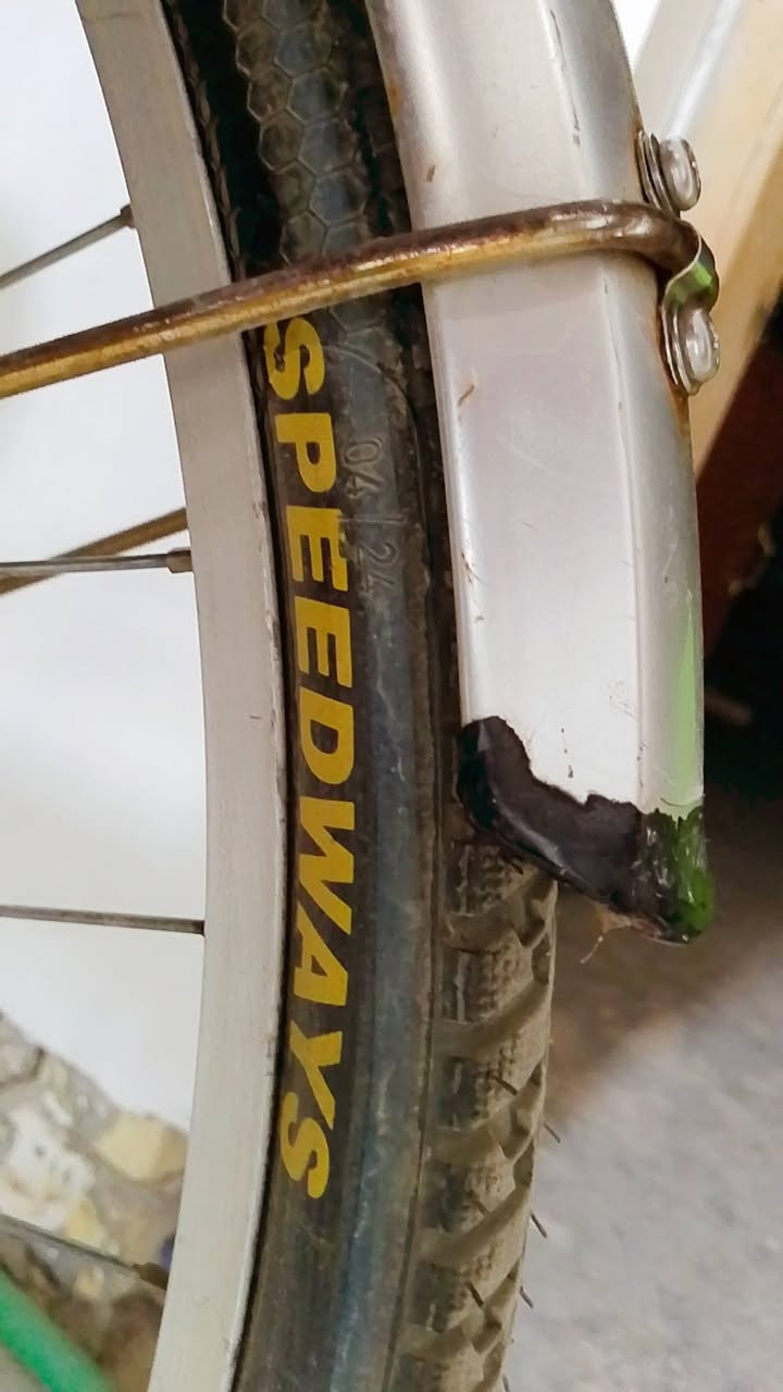 البايسكل نضيف وجديد وتاير مال خلفي وامامي نضيفات نوعيه لتاير اصلي ومختم هوه مبين من لعلامه يعني ما تلكه بايسكل جديد وهيج بنضافته لشراي يتصل البكان الشعب *********** متواجد واتساب سعره 75 الف ونضيف
