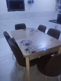 ميز طعام • نظيف • قابل للتكبير