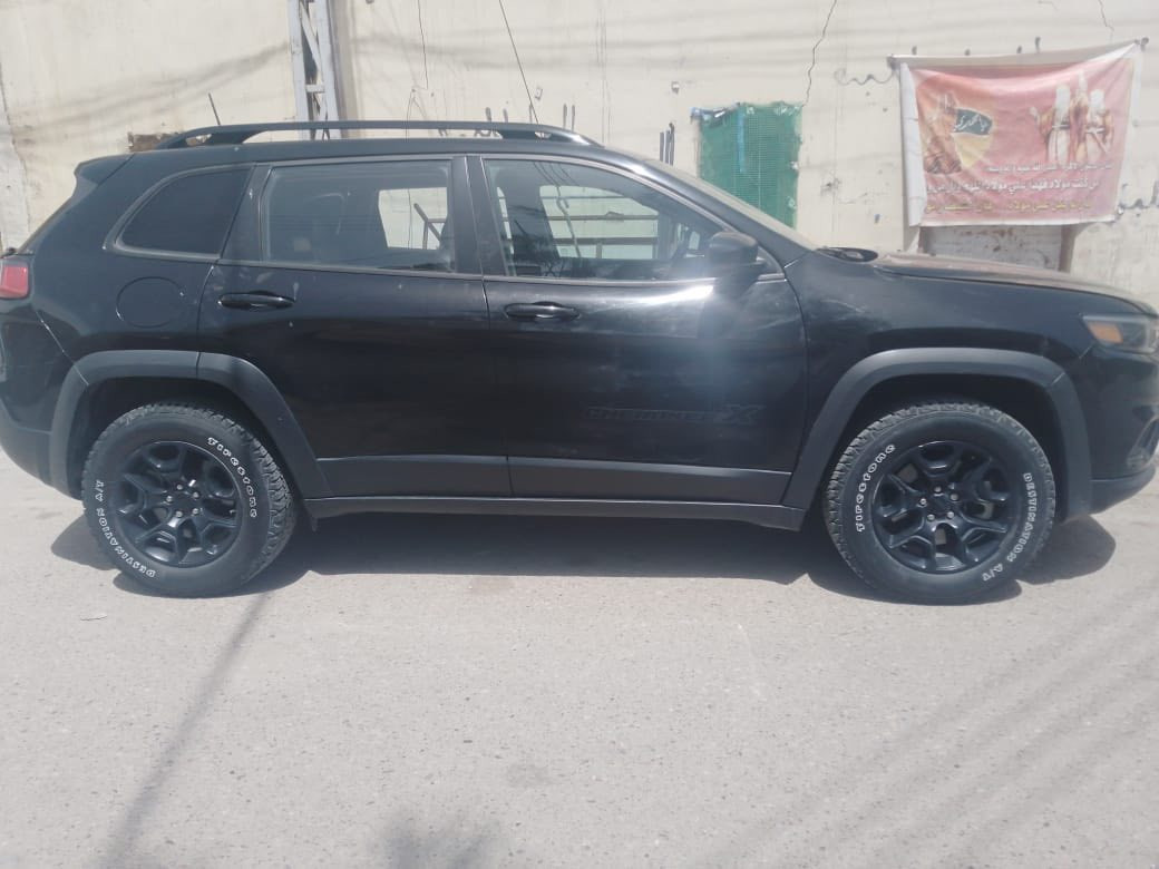 السلام عليكم 
جيب (شيروكي لاتيودي 4x4) 
اللون اسود داكن مع طبقة من الخرز
موديل : 2022
ماشية : 75 الف 
المواصفات 
بصمه 
كشنات كهرباء 
كشنات جلد + كنتارة 
شاشة 
كاميرا 
رادارات 
تحكم ستيرن جهتين 
كروز سرعة 
نظام سبورت 
نظام ايكو 
نظام اطفاء 
نظام توقف عند الاقتراب 
حساسات خلفية 
تاير الوكالة جبلي
بلوجكتور زنون 
قطعتين تبريد 
(رقم انكليزي ميسان مشروع وطني  ) 
الحادث فقط بنيد بدون اي ضرر 
السيارة جاهزه من كلشي بدون اي نقص . 
السعر : 190
العنوان : محافطة ميسان
***********
