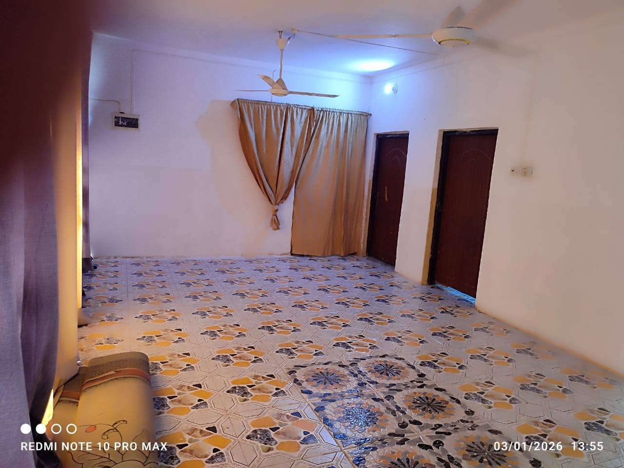 دار سكني #للبيع 
موقعه #شارع_سالم_الجمهوري 
قرب مدارس الرساله الاهليه 
المساحة 243.5 متر
البيت طابقين
عكاده 
 يحتوي على اربع غرف نوم
استقبال كبير 
مطبخ كبير 
صاله كبيره 
مجموعتين صحيات داخلية وخارجيه
عرض الشارع الشارع 30 متر
البيت اعلى من الشارع 
سقيفة كراج ومحجر للحديقة

#للاستفسار_اكثر_*********** 
أو مراجعه مكتب السند للعقار الكائن في الجزائر شارع المطاعم مقابل مدارس التفوق الاهليه
