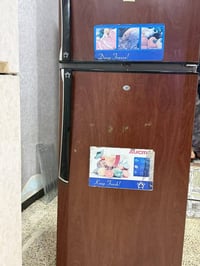 ثلاجه حجم جبير بس الباب يكعد شغاله ب١٠٠شارع فلسطين توصيل اكو 077592504...