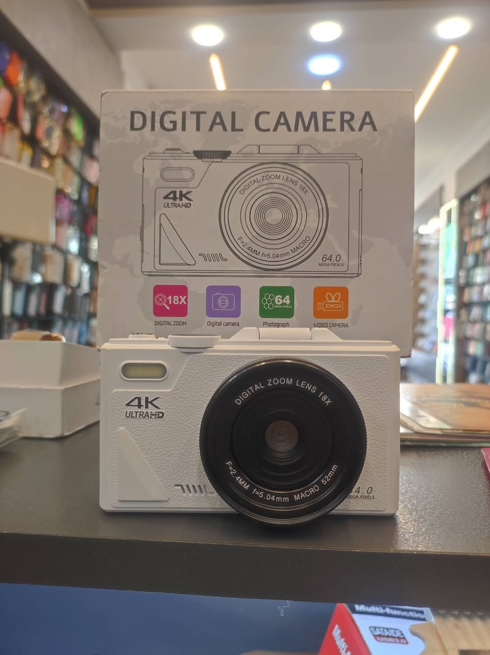 هذه كاميرا رقمية من نوع Digital Camera ذات تصميم مدمج، تدعم التصوير بدقة 4K Ultra HD، وتأتي بعدسة ذات تكبير رقمي 18x وتلتقط صوراً بدقة 64 ميجابكسل. [1, 2]
الدقة والتكبير: توفر الكاميرا تصوير فيديو بجودة عالية 4K وتكبير رقمي يصل إلى 18 مرة.

التصوير الفوتوغرافي: تلتقط صوراً ثابتة بدقة تصل إلى 64 ميجابكسل.

المميزات الإضافية: تحتوي على شاشة قابلة للطي مقاس 3 بوصات بزاوية 180 درجة، ومناسب للمدونات المرئية (Vlogging).

التخزين والشحن: تدعم استخدام بطاقات الذاكرة (TF Card) وتستخدم شاحناً من نوع Type-C

هذه كاميرا رقمية من نوع Digital Camera ذات تصميم مدمج، تدعم التصوير بدقة 4K Ultra HD، وتأتي بعدسة ذات تكبير رقمي 18x وتلتقط صوراً بدقة 64 ميجابكسل.

السعر 50الف


**إذا كنت صاحب هذا الإعلان وتريد حذفه لأي سبب، رجاءا أرسل رسالة إلى الدعم الفني**