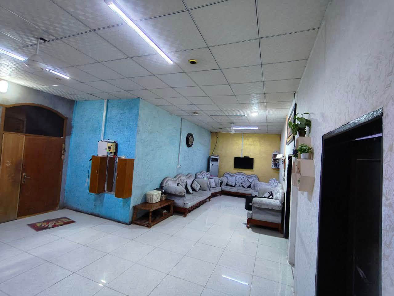 🏡 بيت سكن للبيع – فرصة مميزة في أبو الخصيب

📍 العنوان: البصرة – أبو الخصيب – العوجة
شارع أبو صلاح (شارع المدرسة)، ويبعد 50 متر فقط عن الشارع العام.

📐 المساحة: 270 متر
📄 نوع العقار: طابو زراعي (سهم 25)

🔹 مواصفات الطابق الأول:

✅ غرفتا نوم (4×6 م)
✅ صالة كبيرة بطول 13 م
✅ مطبخ (4×4 م)
✅ ديوان (6×4 م)
✅ صحيات داخلية وخارجية
✅ كراج سيارة مع حديقة

🔹 مواصفات الطابق الثاني:

✅ غرفتا نوم (4×6 م)

🏗️ سنة البناء: 2020
🧱 البناء بلوك وشغل مرتب.
🌿 المنطقة هادئة ومتوفر فيها جميع الخدمات (ماء، كهرباء، وغيرها).

💰 السعر: 110 مليون دينار عراقي قابل للتفاوض.

📞 للاستفسار:
يوسف الغانم
***********
