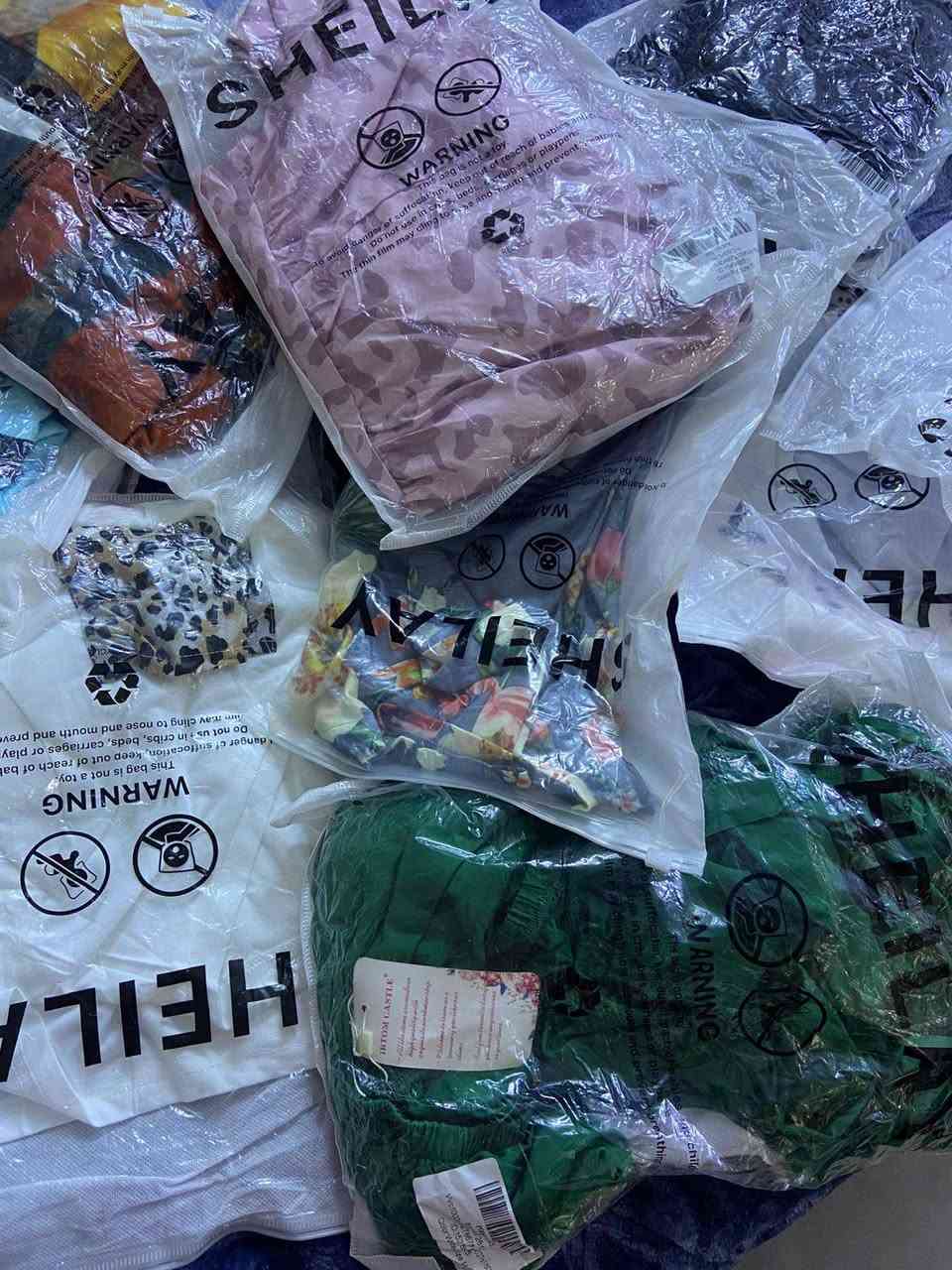 عندي نص شليف تقريبا من هل شي ابيع القطعه عل 2 الفين كل  القياسات متوفره يفيد اهل البثوث كل قطعه ويهه ليبل وجيس كله جديد يطلع بديااات فساتين خامه تخبل يفيد اهل البثوث جوه سعر جمله  شكد متردون عادي ابيع


**إذا كنت صاحب هذا الإعلان وتريد حذفه لأي سبب، رجاءا أرسل رسالة إلى الدعم الفني**