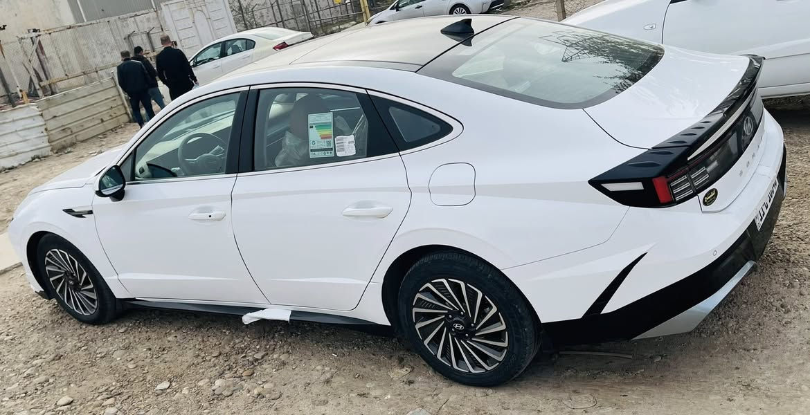 السلام عليكم …
هونداي سوناتا ٢٠٢٤

هايبـرد

خليجي مكفولة من الصبغ والبارد

عدا رصعتين بسيطة جداً 

وخدش بالدعاميه

فول موصفات 

محرك ٢٠٠٠

السيارة ماشية ٣٣الف 

السعر ٢٤٢

وبيها مجال جداً بسيط 

السيارة مكانها العامرية
***********
