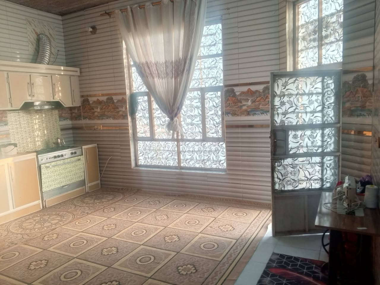 قطعه +بيتين +بوكس للبيع خلف المحطه العلاك  تبعد عن الشارع العام 100متر سند 25 مداور ثاني يوم مساحه 2700متر دونم و200 متر سعر المتر معا البيوت 165الف وبيها مجال بسيط بيوت جاهزه وماثثه على اخر حبايه تبعد عن الظغط العالي 35 متر خارج محرم الظغط العالي الاستفسار ***********
