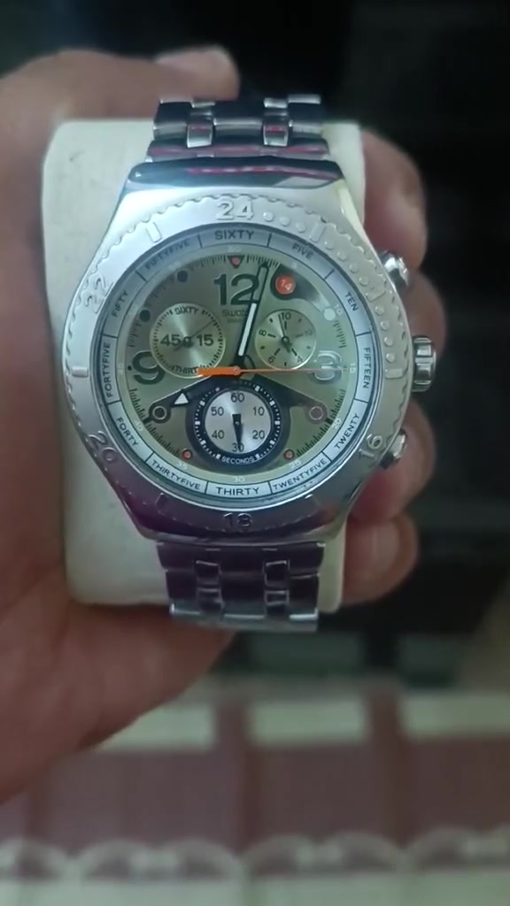 The Chrono "Sandy Streets" وتحمل الرقم المرجعي YOS420G. [1, 2]
وهي ساعة كرونوغراف سويسرية الصنع، وتتميز بالمواصفات الرئيسية التالية:

الهيكل والسوار: مصنوعان من الفولاذ المقاوم للصدأ (Stainless Steel) المتين.

المقاس: تأتي بحجم هيكل كبير يبلغ 47 ملم.

الحركة: تعمل بحركة الكوارتز (بطارية) من نوع ETA الدقيق.

الميزات: تحتوي على وظيفة ساعة إيقاف (كرونوغراف) ونافذة لعرض التاريخ عند مؤشر الساعة


**إذا كنت صاحب هذا الإعلان وتريد حذفه لأي سبب، رجاءا أرسل رسالة إلى الدعم الفني**