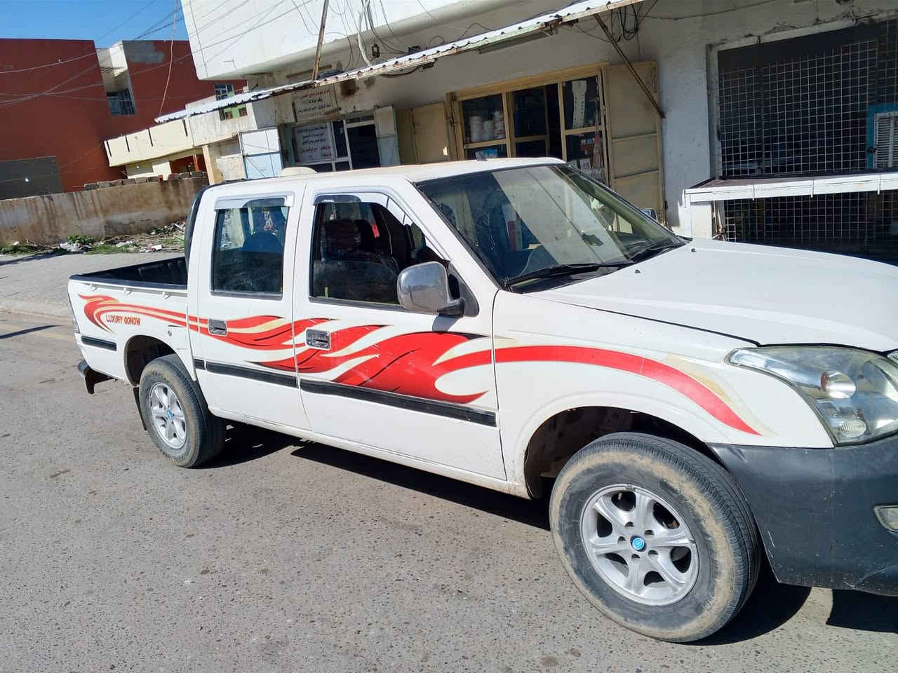 السلام عليكم 
للبيع .. 
كنو 2006 رقم سليمانيه الجديد هزة وسنوية جديد 
محرك شرط 
كير شرط 
صدر شرط 
بدون صبغ بدون خياس شرط
العنوان / بيجي / حي العصري 
السعر / 35
اتصل للأستفسار / 

‭0780 049 4345‬

‭0770 481 3334‬
