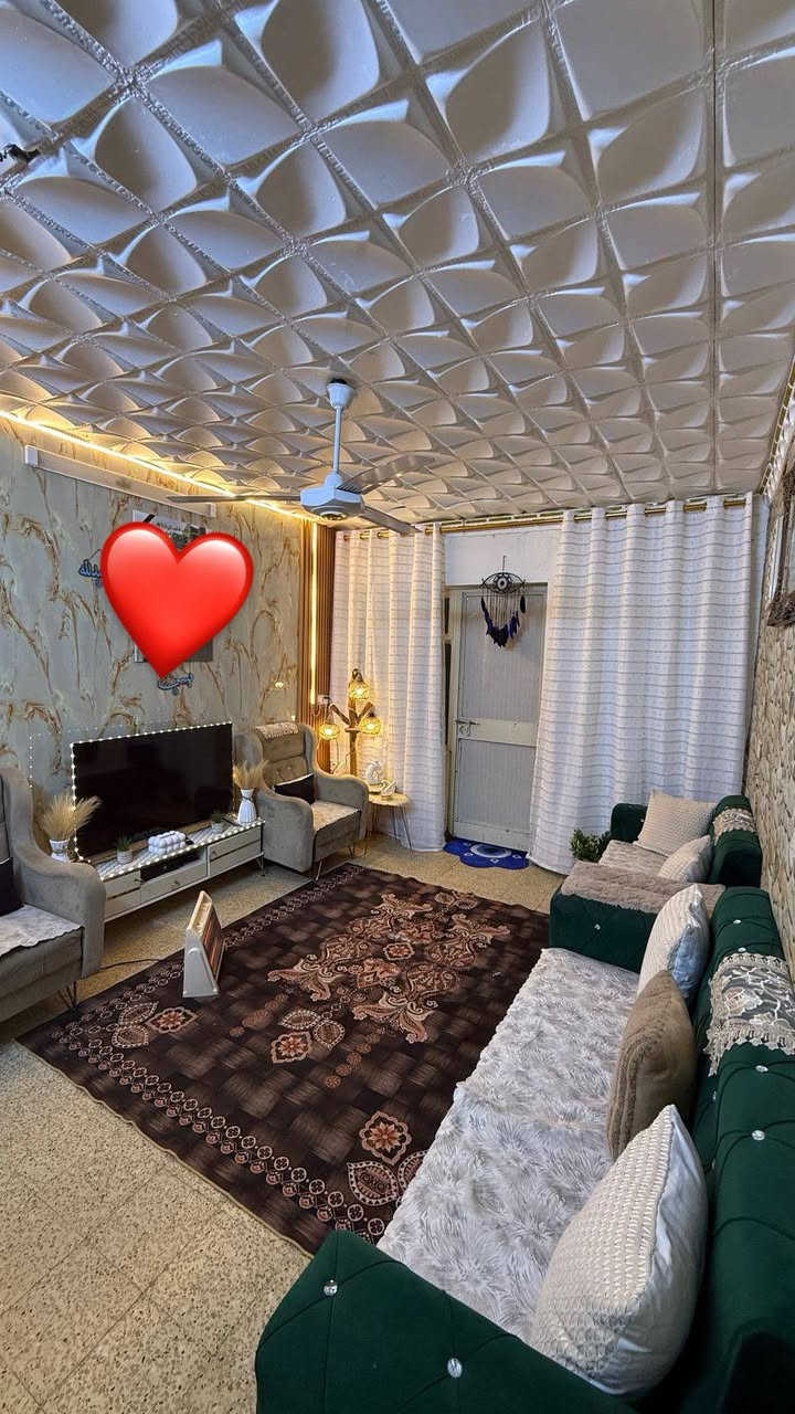 شقه للبيع في مجمع السجاد (العزاب سابقا) 
ط ٢ تحتوي علي ٢ غرف نوم 
بلكونه طويله خلف محلات بيت شنيتر السعر ٢٦ وبيهه مجال 
للستفسار الاتصال على الرقم 
‏‪***********‬‏
