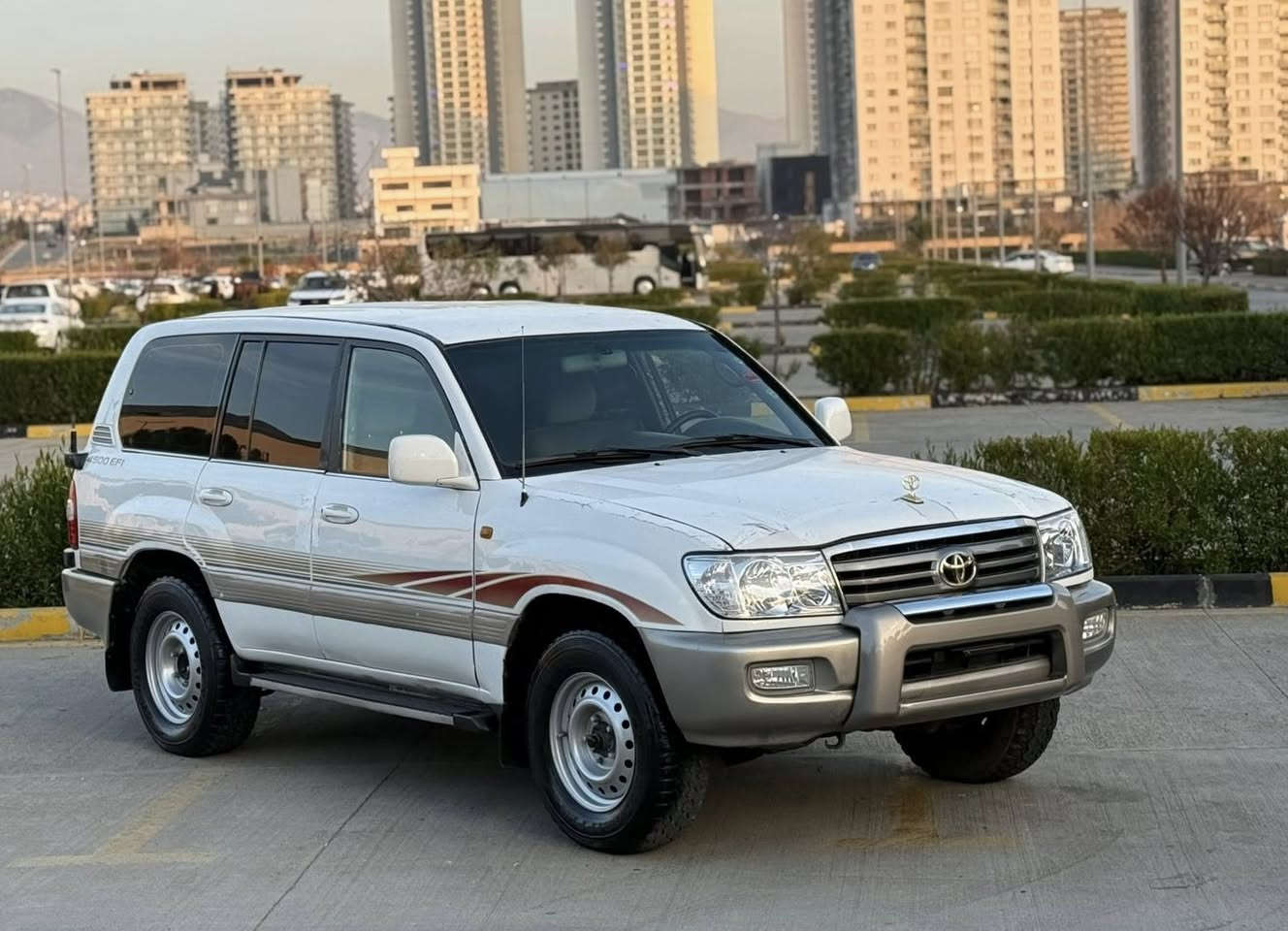 بۆفرۆشتن. ✅🎌 للبیع

‏Land cruiser 2003 
مۆنیکا ٢٠٠٣ 
مواسەفات سێ روبع GX و دەژبول بەرز

چوار جام کارەبا و ئاوێنە کارەبا 
سەلاجە و تەبرید مەرکەزی 

ئێرباگ و ABS 
سیستەمی غازی قەیوانی لەسەرە و مەزبوت ئیش ئەکات
گێڕ و مەکینە و ئەکسلی بە شەرت
سەنەوی و ژینگەی تا ٢٠٢٩ تازەیە و بەناوی خۆمەوەیە 
ناوی لە حاسیبە نیە بەشەرت (رقم اصولي)

تەنها دوو شانەکەی بۆیاخە بێ ناوگرتن و پێشی سەقفەکەی ساردە و سۆنەرەکەیم داناوە 

لەزگەی نەسوتاوە بەشەرت خۆم بۆ جوانی لێم یاوە
سەیارەکە هیچ مەسرەفی تیانیە 

سعر /في التعليق يتم الرد فورا على المسنجر ✍🏻

نرخ/ لە کۆمێنت بنوسە یەکسەر وەڵام دەدەیتەوە 📮

ژمارەی خاوەن سەیارە : ***********☎️

