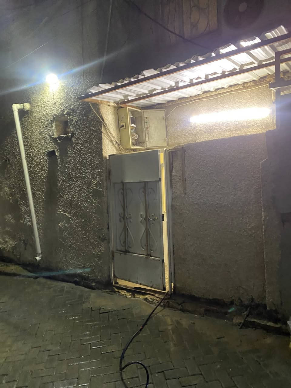 السلام عليكم عندي بيت للبيع يم حسينية محسن الحكيم قريب على مطعم الرياضي مساحه 55متر السعر 119 وبي مجال ***********
