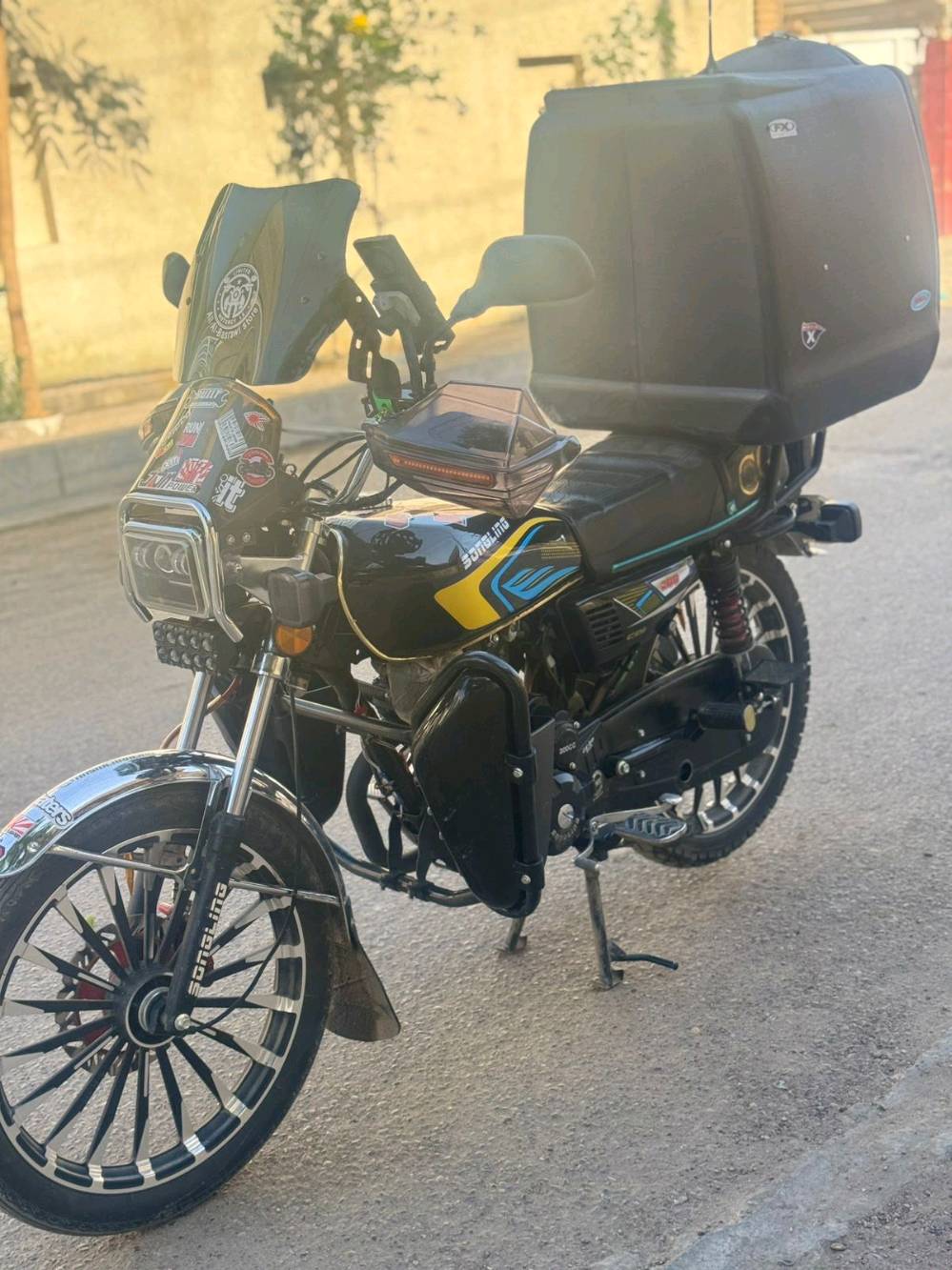 إيراني موديل ٢٦ نازله من  معرض شهر الثامن ضايف عليها هواي شغلات دع منضومه زنون عشر عدسات عالي ناصي اصفر ابيض بصمه وسويج نكره سلف واقيات واضائه داخليه كامله دراجه خير من الله 