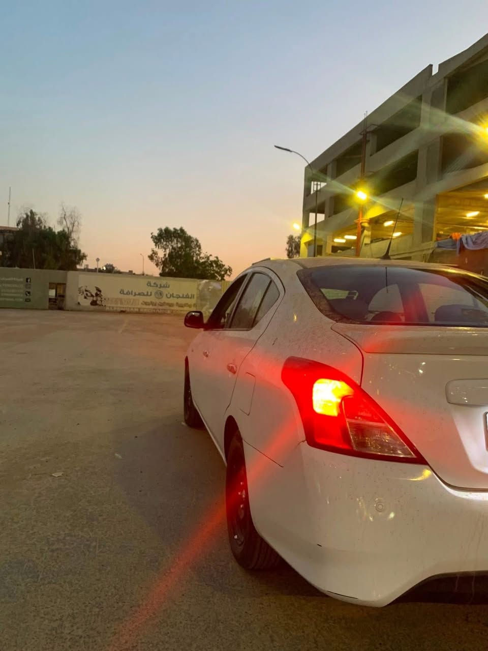 السلام عليكم 

سني هندي 
مديل 21 
ماشيه 79
بيه صبغ بابين وشويه من الجاملغ اثر شخوط 
وظربته صندوك وشويه من الجاملغ الخلفي

رايده 97 وبيه مجال 

***********
متواجد واتساب
