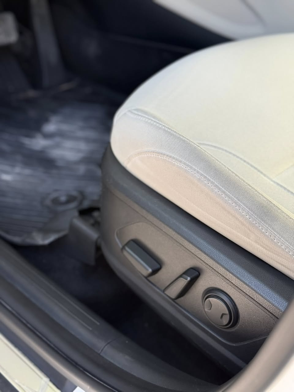 ❤️السلام عليكم❤️
للبيع هونداي توسان 2024 خليجي استلام شركة السيارة جداً نظيفة وجديدة ومابيها اي مصرف وكل صيانتها بلشركة وعندي وصولاتها تخم تايرات جديدة بطارية جديدة شركة 
المواصفات 
كراسي كهرباء 
بردات خلفية 
بصمة تشغيل 
تشغيل عن بعد 
شاشة كبيرة 
كامرة دوارة 
حساسات امامية 
حساسات خلفية 
ايباد شاشة 
داخل بيجي 
تحكم ستيرن 
مثبت سرعة 
وباقي مواصفاتها معروفة 
مكان السيارة بغداد الكرخ بيها فقط رصعتين وحدة ممبينة ابد والثانية بقت بلجنطة بلزاوية كلش بسيطة الباقي مكفولة من التبديل والصبغ 
السعر الملطوب 216 ورقة وبيها مجال بسيط  
للاستفسار اكثر 
***********
