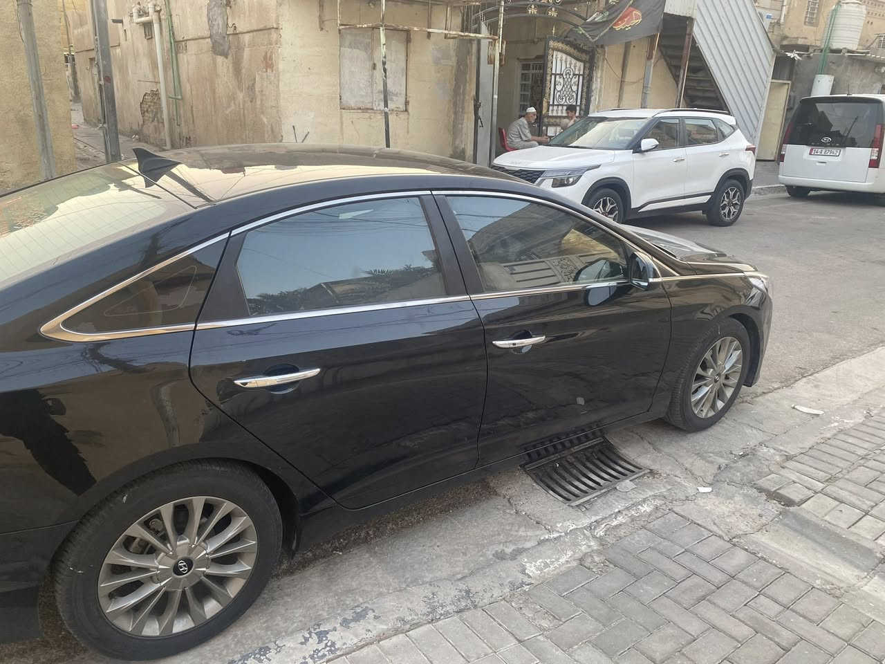 سوناتا ٢٠١٥ وارد كوري خط واخد بلاد فول ما عدا تنته سياره نصبتهه تخبل سياره كلش نضيفه بيهه صبغ لان وارد كوري وما ينكفل بيهه اربع قطع وكفاله من الضربه حداده جديده وكله اصلي تايرات تخم جديد مشط جديد زنون عالي ناصي بلوجكترات زنون المحرك ٢٠٠٠ بي بدايه تنقيص بس اكفله يوديك وين ما تريد واي ستفسار اتصل ***********
السعر ١٣٠ وبيهه مجال 
مكان السياره البصره 
ما يعجبك غلس لا تكسر بسعر
