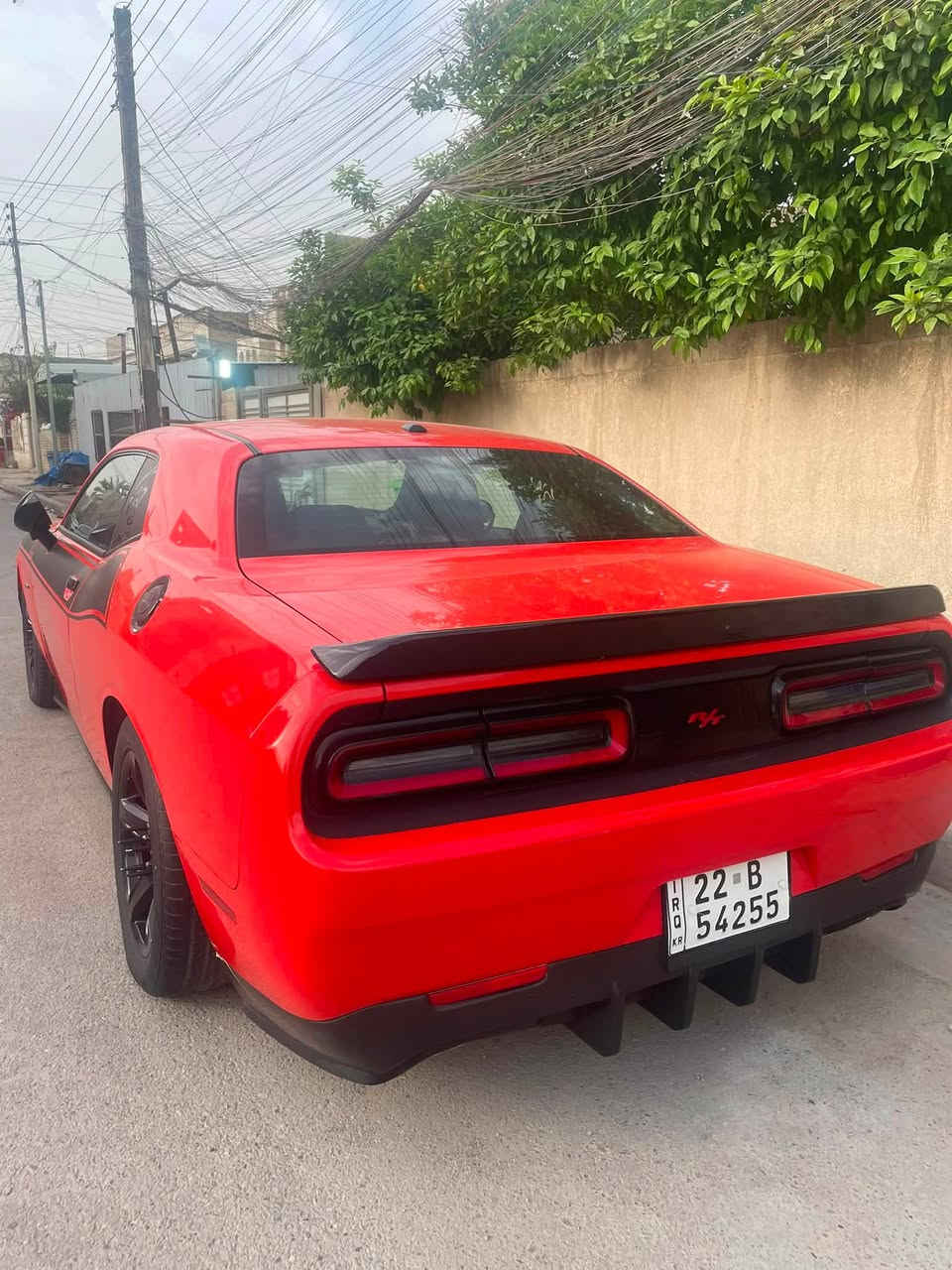 بسم الله يا الله
للبيع جالنجر RT موديل 2017
* المحرك: HEMI 5.7 V8
* ناقل الحركة: أوتوماتيك 8 سرعات
* الدفع: خلفي (RWD)
* اللون: برتقالي
* الممشى: 55 ألف كم

حالة السيارة:
* عقل الوكالة مقفول وغير مبرمج أو مملعوب بيه.
* المراوح كلها بلديات وممبرمجة.
* الفصلة للـ 4.
* المحرك والكير مكفول والسيارة استخدام شخصي لا استعراض ولا ساحة
حجر شادلها مال سكات ٢١ 
بقية الكزوز بلادي
شاشة جبيرة و كامرة
كشنات تدفئة وتبريد بس ما اعرف شنو مشكلة ميشتغلن
جاهزة للفحص بأي مكان يختاره المشتري.

حادثها موضح بالصور جاملغات امامي ثنينهن وباب سائق وبنيد مصبوغ وشوية يم قبغ البانزين 
راديترات جديدة مبدلهن البقية على وضع وكالة حتى ويالة مبدلهن اكبر علمود احافظ على سيارة والصدر
يرادلها شوية ترتيب مازدات ودعامية فقط

السيارة مناسبة للي يدور على RT نظيف كمحرك وكير وممشى قليل مقارنة بالموديل، وكل تفاصيلها واضحة بدون إخفاء.

💰 السعر: (155$) وبيها مجال 
📞 للتواصل: (*********** مكاني الغزالية او منصور
