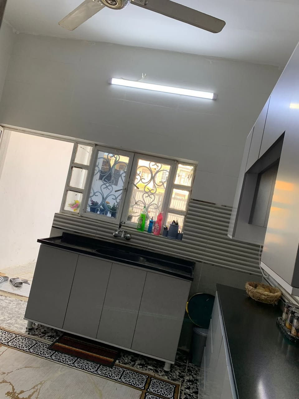 السلام عليكم دار سكن تجاري شارع عرضة ٣٠متر عنوان ابو غريب الشهداء من جهة السريع مساحة ١٥٠ متر البيت جاهز للسكن وحالياً فارغ تريد استثمار تريد سكن 
 للاستفسار *********** بي واتساب
