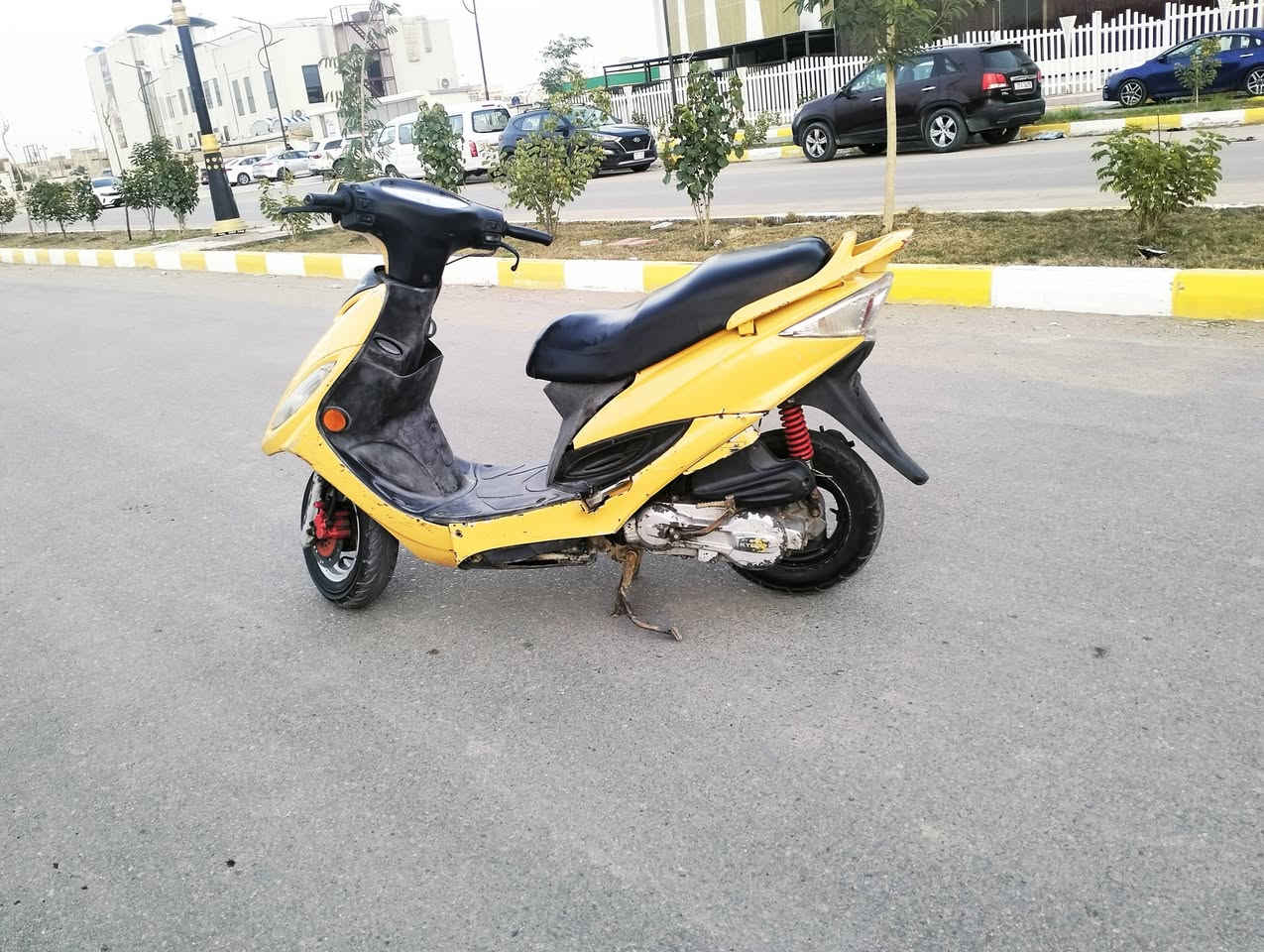 السلام عليكم جي فور للبيع مكينه مفتوحه كهربائيات كله شغاله لايت ناصي عالي رماش بك لايت شغال وي كضه البريك حساس بريك بيه اشاير هورن كله شغال دشبول شغال عداد بانزين وعداد رون بيه قفل ستيرن وقفل جنطه كامله تاير خلفي جديد وباتري جديد ودهن جديد وكلهن شوفت عينك بل صور كامله للاخير سعره 350 وبيه مجال للشراي مكاني ناصريه مركز ***********
