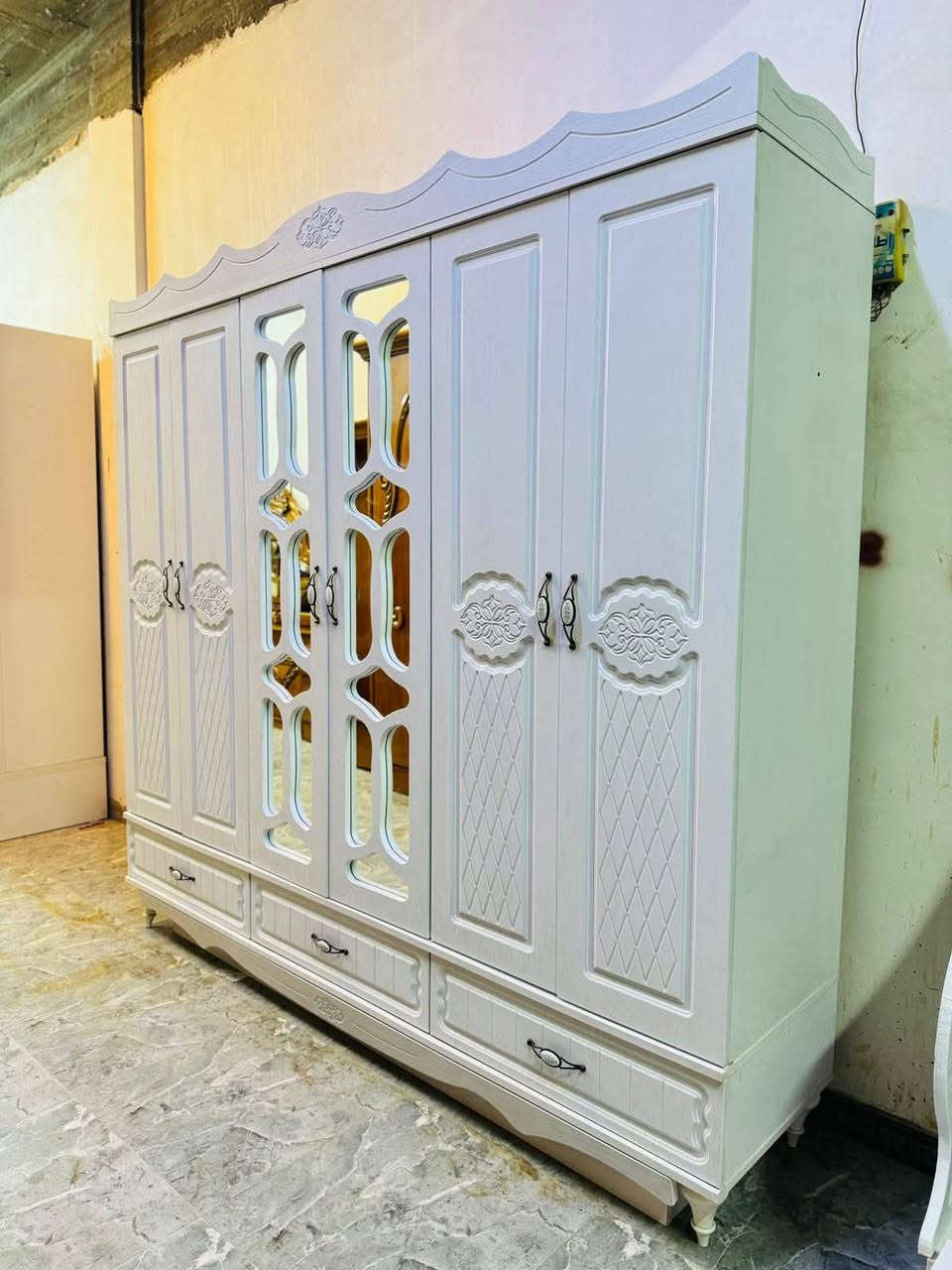 غرفه 🇹🇷تركي كانتري 
 8 قطع* 
🛏️ *النظام:* كانتري كلاسيك عملي  
🎨 *الصبغ:* حراري فاخر ثابت اللون  
:* برغي وجوي حديد قوي وثابت  
🛏️ *المحتويات:* سرير عادي  + باقي القطع كاملة  
✨ *النضافة:* 90💯 
💰 *السعر: 800
🚚 *الشحن:* شد ونقل مجاني داخل بغداد  
🚛 *للمحافظات:* توصيل بكروة


**إذا كنت صاحب هذا الإعلان وتريد حذفه لأي سبب، رجاءا أرسل رسالة إلى الدعم الفني**