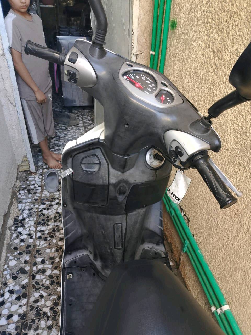 دراجة نارية مستعملة بحالة جيدة، اللون أبيض مع بعض الألوان الإضافية. مناسبة للاستخدام اليومي ومريحة في الاستخدام داخل المدينة. تتسم بكفاءة الوقود والرخص في الصيانة. مقعد مريح مع سعة تخزين تحت المقعد لحفظ الأشياء الضرورية أثناء القيادة. الدراجة موجودة حاليًا في العراق وجاهزة للبيع.