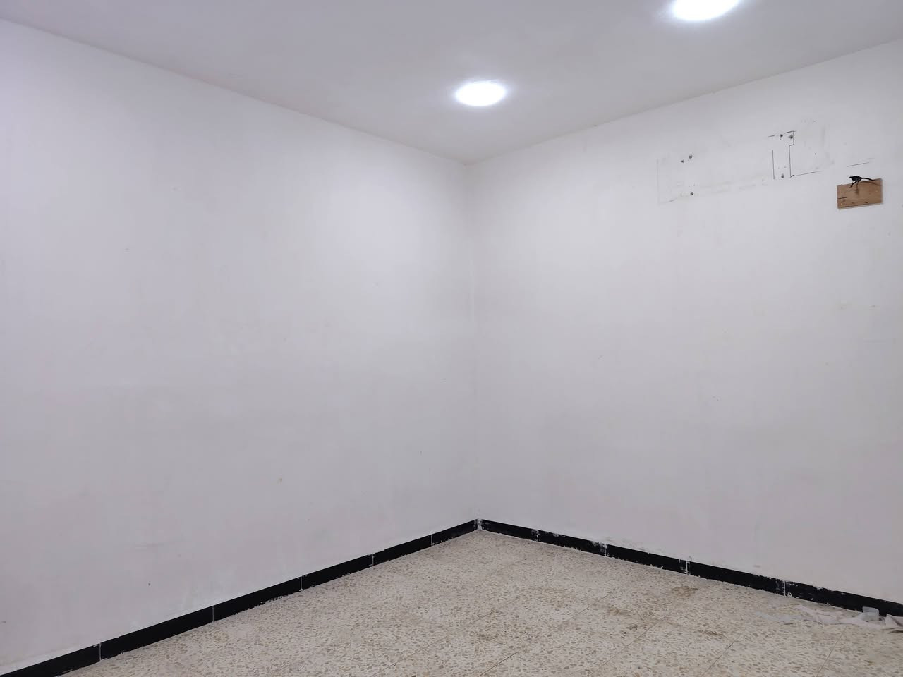 يالله سلام عليكم دار للايجار بغداد المدائن خلف أسواق سبلاش مقابل مركز شرطة المدائن الدار يتكون من غرفه نوم وصاله واستقبال ومطبخ والطابق الثاني غرفتين نوم للاستفسار أكثر إتصل على الارقام *********** أو *********** وات ساب
