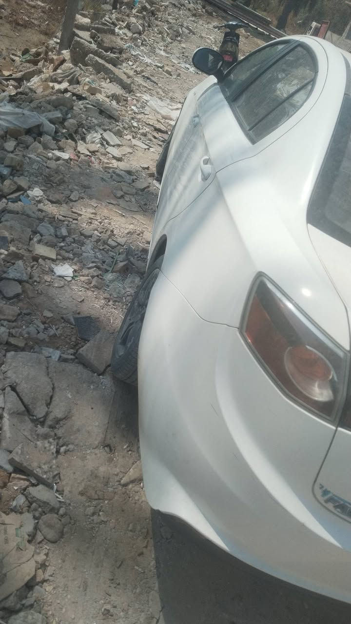 السلام عليكم فاو موديل ١٤ سياره نضيفه بشكل
كير محرك تبريد تدفئه  كهربائيات كلها شغاله وبلاد
صدر خلفي امامي جديد  تايرات جدد رقم بغداد انكليزي
جديد سياره بسمنه   كلشي بيها شغال وبلاد سياره بل عافيه ع يخذها هذا رقمي *********** مكاني بياع الشرطه الخامسه
