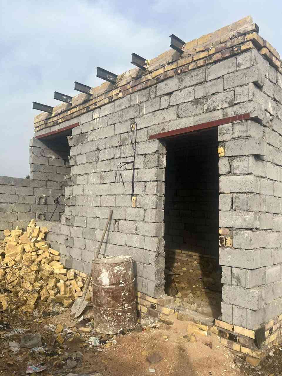 سلام عليكم قطعه ارض مساحه ١٠٠ خلف لملعب نهايت شارع لزهراء ركن مبني بيهة غرفه وصحيات السعر ٢٤ مجال بصيط (لتصوير قديم )***********
