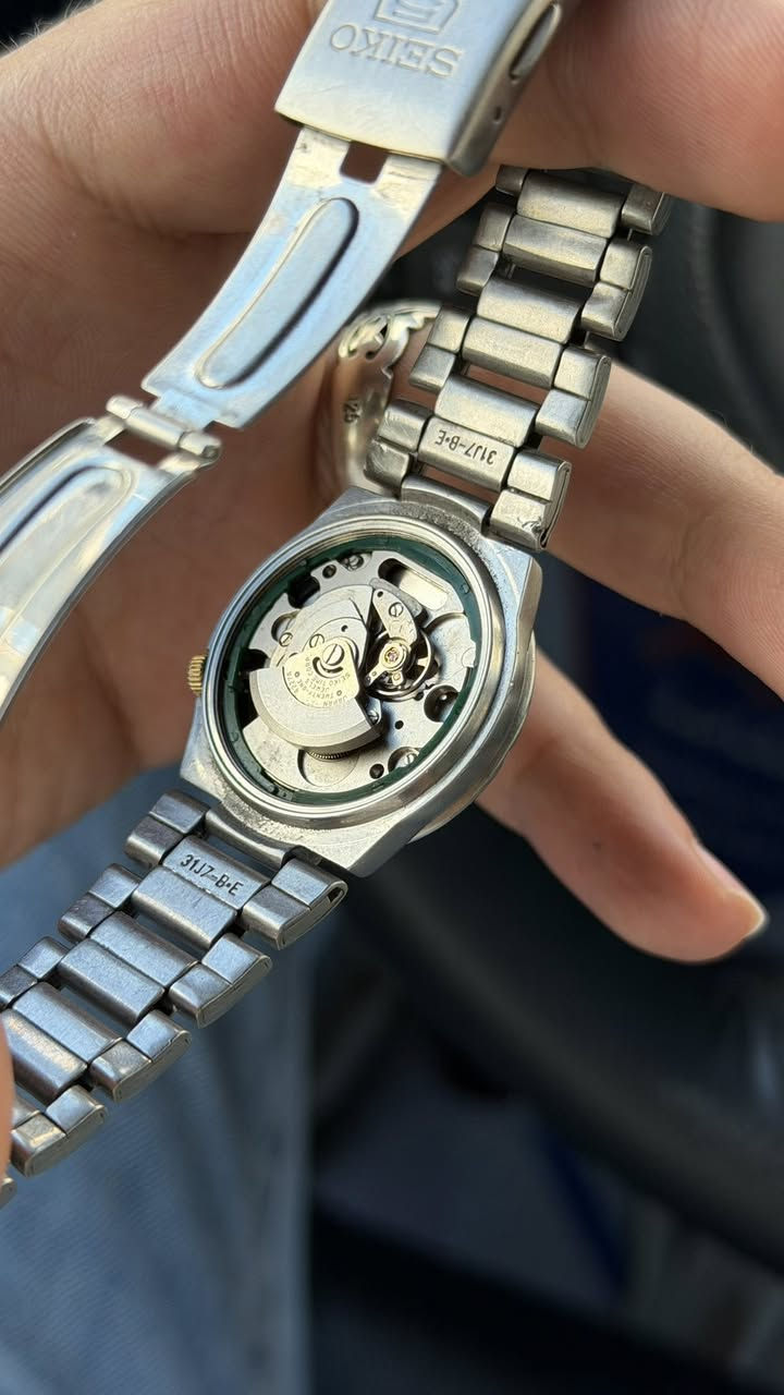 حلويات والسعر بلاش 55 الف فقط للقطعة
Made in Japan 🇯🇵
سيكو ياباني اصلي 
انتاج التسعينات 1990s
اوتوماتيك ⚙️
قطر 32 كلاسك
21 حجر
منفذ دي ديت عربي انكليزي
الساعة اساسية بالكاملة سير وبوك


**إذا كنت صاحب هذا الإعلان وتريد حذفه لأي سبب، رجاءا أرسل رسالة إلى الدعم الفني**