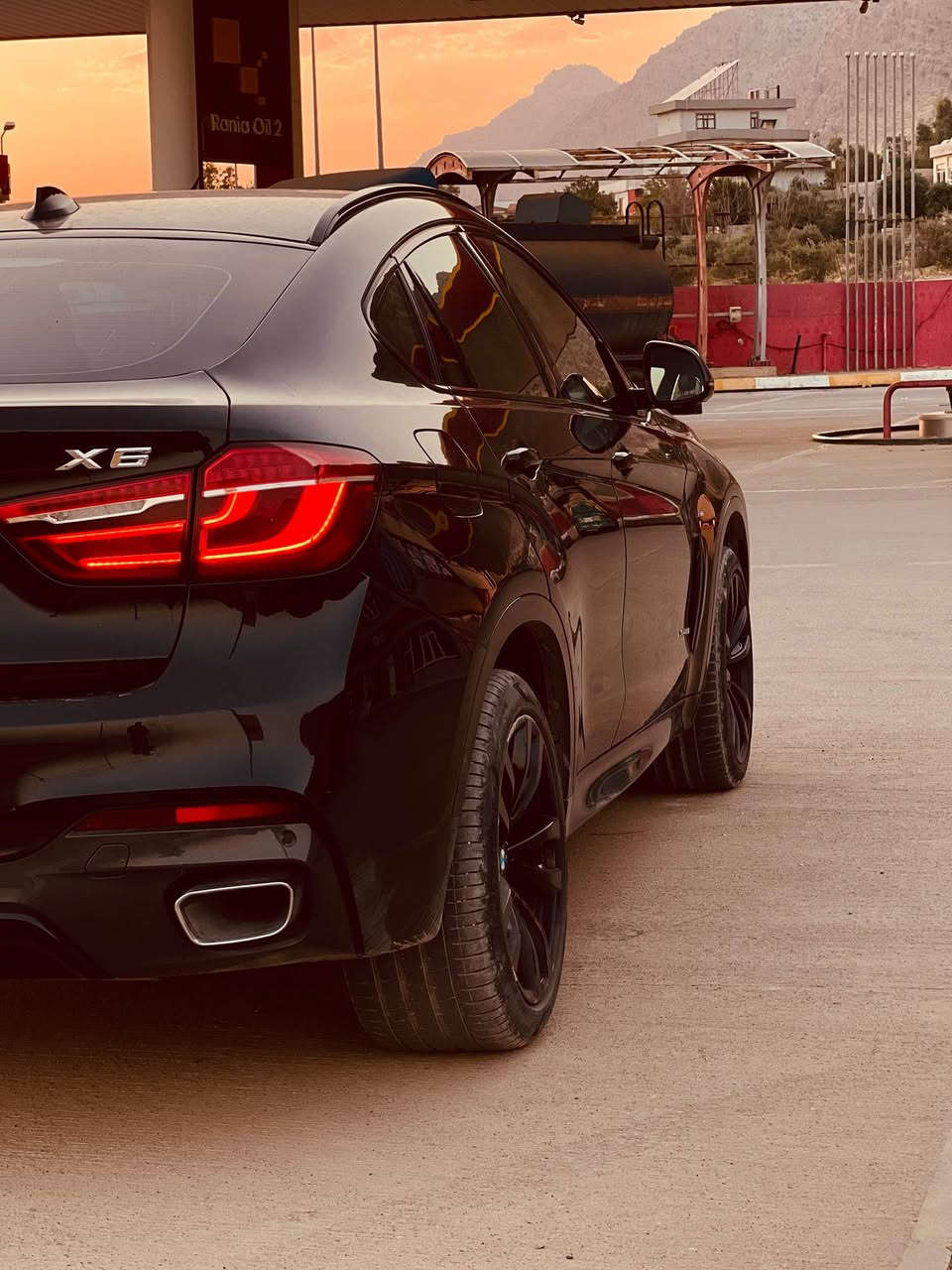 BMW 2020 X6 
35i

جۆری بزوێنەر: 3.0 لێتر، ٦ پستۆن )  TwinPower Turbo (بزوێنەر: N55)
سیستەمی تەبرید: کۆنترۆڵی کەشی ئۆتۆماتیکی دووانە (Dual-zone Climate Control) بۆ جیاکردنەوەی پلەی گەرمی شۆفێر و سەرنشین

سیستەمی پاڵنەر: xDrive ( AWD)
 
مۆدەکانی لێخورین: Comfort, Eco Pro, Sport, Sport+
سیستەمی ده نگ: HarmanKardon 
لایتی LED بە شێوازی ناوداری (L-Shape)ی کۆمپانیای BMW 
 برێکی دەستی ئەلیکترۆنی: لەگەڵ سیستەمی Auto Hold (بۆ ڕاگرتنی خۆکار لە ترافیکەکاندا
ماوسی iDrive
سوکانی چەرمی فرە-فەرمان (Multi-function Steering Wheel) لەگەڵ لۆگۆی BMW.
سەیارەكە قەپات مواسەفاتە 
سفری شەریكەیە بێ بۆیاغە ھیچی پێوە نیە 
سەنەوی نوێیەو بەناو خۆمانە 
گێرو مەكینەو كارەبایات بەشەرت
وەكالەو بەناو كردن بەشەرت
*********** أربيل, العراق
