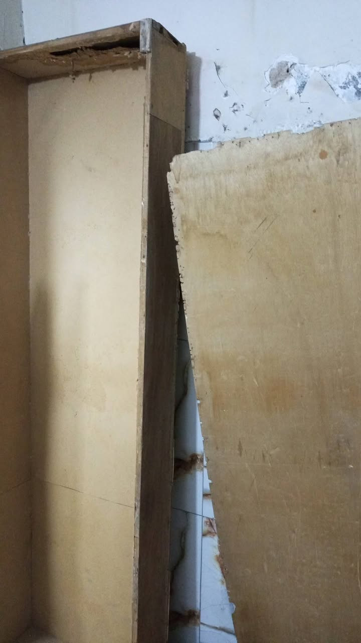 كنتور 4 بيبان للبيع نقص فقط باب وحدة مستعجله ع بيعتها 
سعر 35 مكاني شعب 
***********
