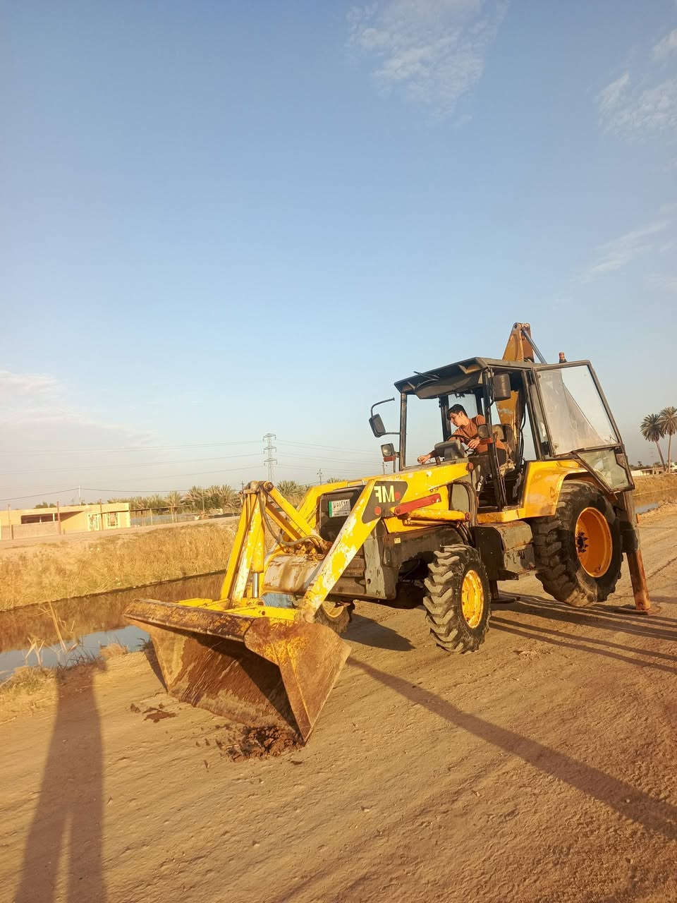 سلام عليكم 
حفاره البيع 
موديل 1999 
بيها تبخير بسيط كلش بدون تنقيص 
نقصه جامه و كزوز 
رقم بغداد انشائيه 
تحويل ثاني يوم 
سعر 80بيها مجال بسيط 
‏‪***********‬‏
