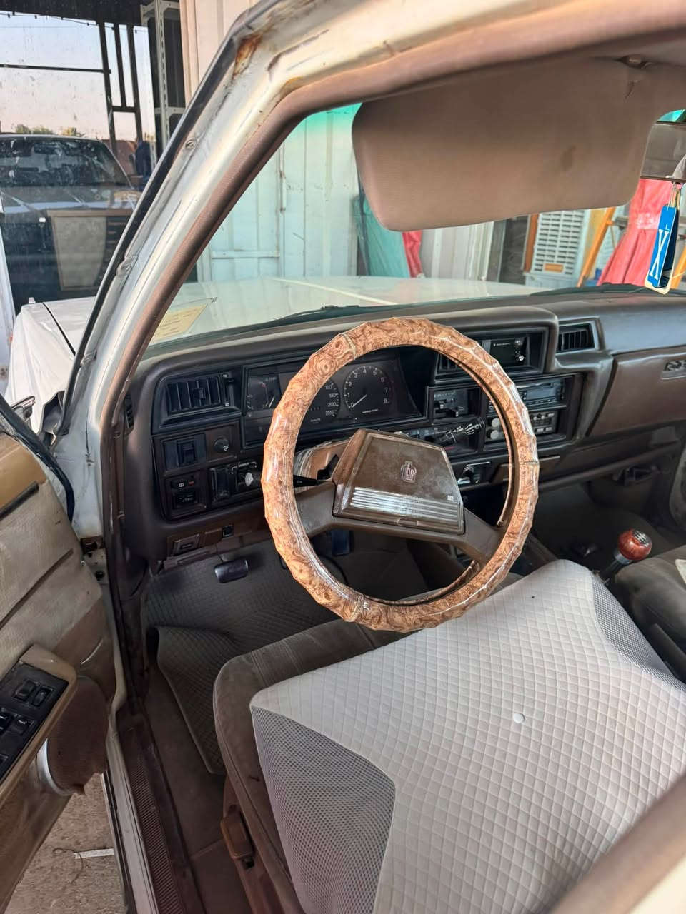 سلام عليكم سوبر كراون 1982 گير عادي
مكينه بلاد السياره مكفوله من الضربه بيها تكحيلات السياره حلوه نصبتها حلوه تخم تاير
رقم بغداد
تحويل ثاني يوم 
مكان الناصريه مركز 
السعر (60)وبيها مجال حك الجيه 
***********
